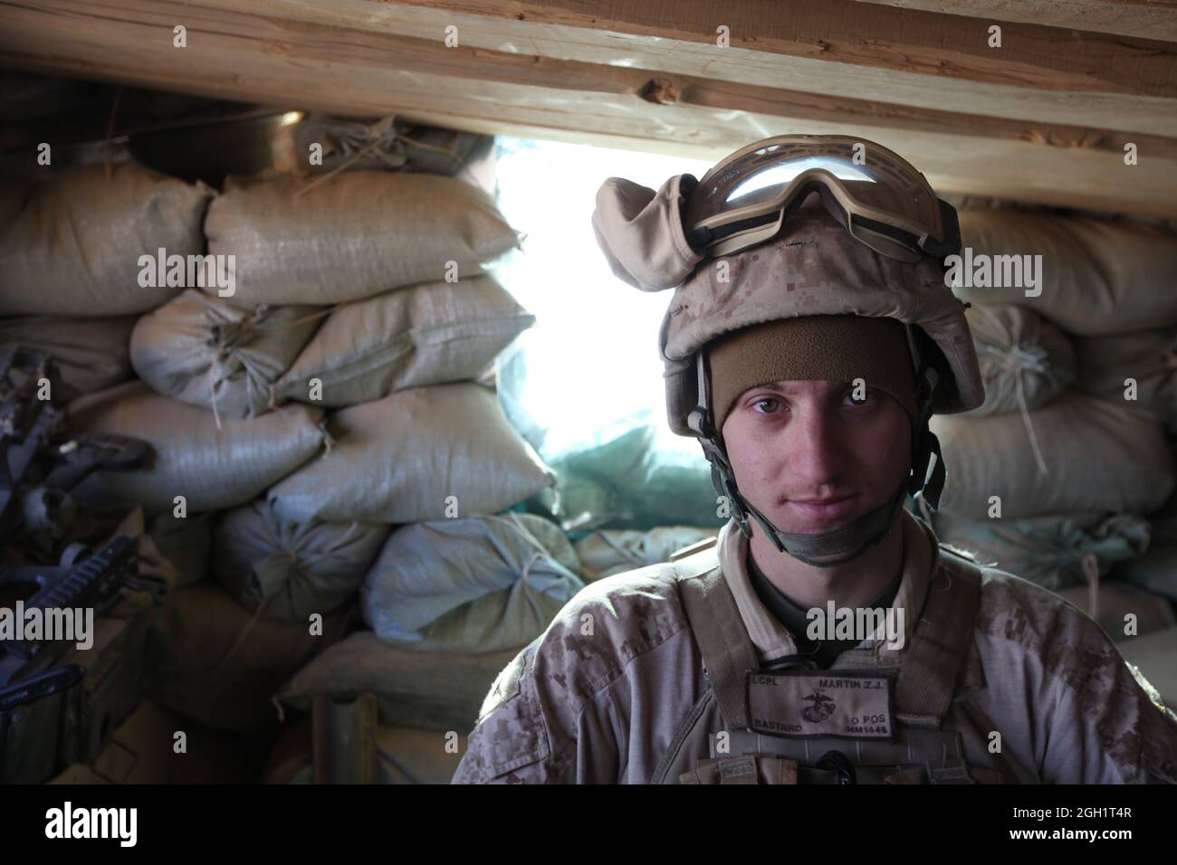 Lance Cpl. Zachary Martin, ein Optiktechniker bei den „Magnificent Bastards“, 2. Bataillon, 4. Marine-Regiment, steht am 1. Januar auf der Forward Operation Base Edinburgh in der Provinz Helmand, Afghanistan, auf dem Posten. Martin, der aus Fresno, Kalifornien, stammt, und alle Koalitionskräfte in Afghanistan haben das neue Jahr durch fortgesetzte Operationen zur Aufstandsbekämpfung herbeigeführt. Stockfoto