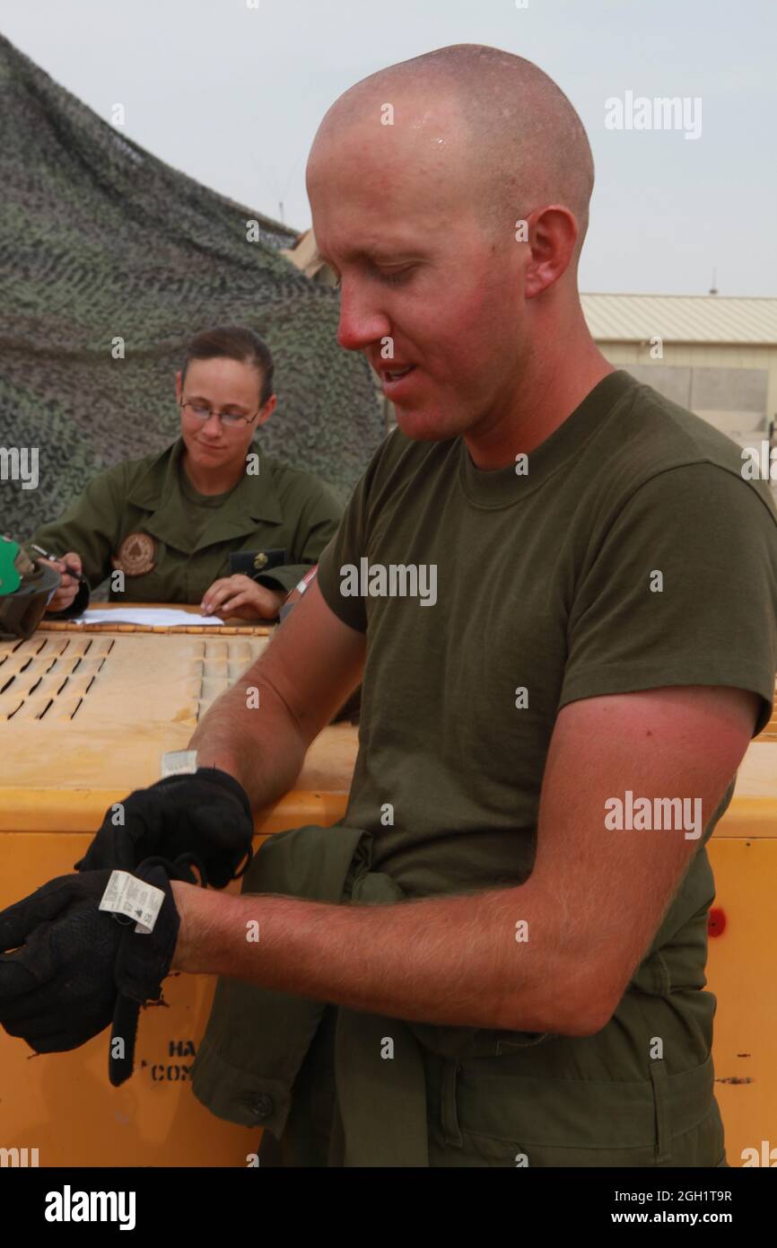 Cpl. Michael F. Stedman ist ein Hubschrauber-Mechaniker mit Marine Light Attack Helicopter Squadron 267, der aus dem Marine Corps Base Camp Pendleton, Kalifornien, eingesetzt wird. Stedman, ein gebürtiger Brunswick, Georgia, ist derzeit mit dem 2. Marine Aircraft Wing (Forward) nach Camp Bastion, Afghanistan, im Einsatz. Stedman unterstützt leichte Kampfhubschrauber, die Bodentruppen aus der Nähe unterstützen. Stedmans Frau ist ebenfalls im Marine Corps und wird mit ihm in derselben Einheit nach Afghanistan entsandt. Stockfoto