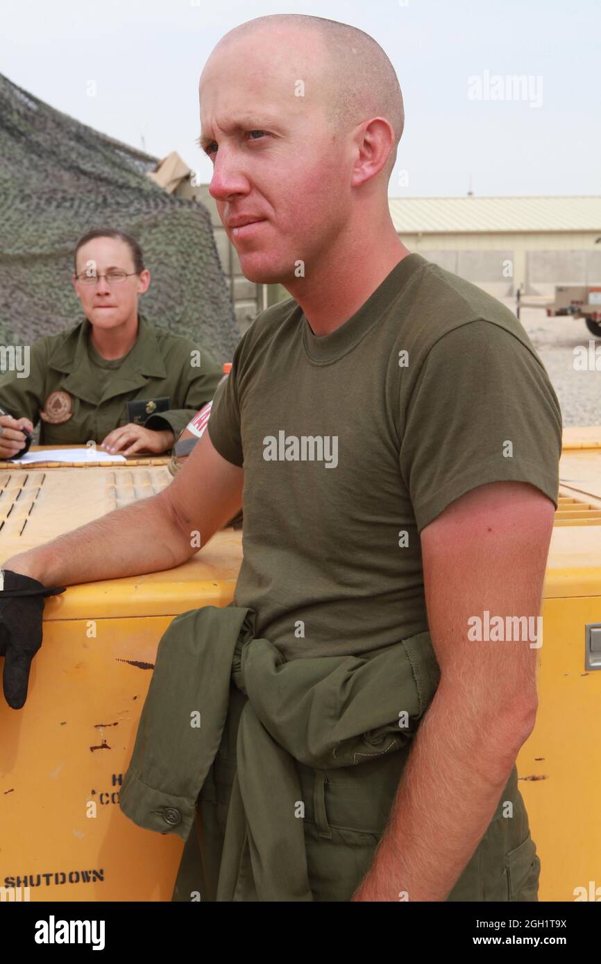 Cpl. Michael F. Stedman ist ein Hubschrauber-Mechaniker mit Marine Light Attack Helicopter Squadron 267, der aus dem Marine Corps Base Camp Pendleton, Kalifornien, eingesetzt wird. Stedman, ein gebürtiger Brunswick, Georgia, ist derzeit mit dem 2. Marine Aircraft Wing (Forward) nach Camp Bastion, Afghanistan, im Einsatz. Stedman unterstützt leichte Kampfhubschrauber, die Bodentruppen aus der Nähe unterstützen. Stedmans Frau ist ebenfalls im Marine Corps und wird mit ihm in derselben Einheit nach Afghanistan entsandt. Stockfoto