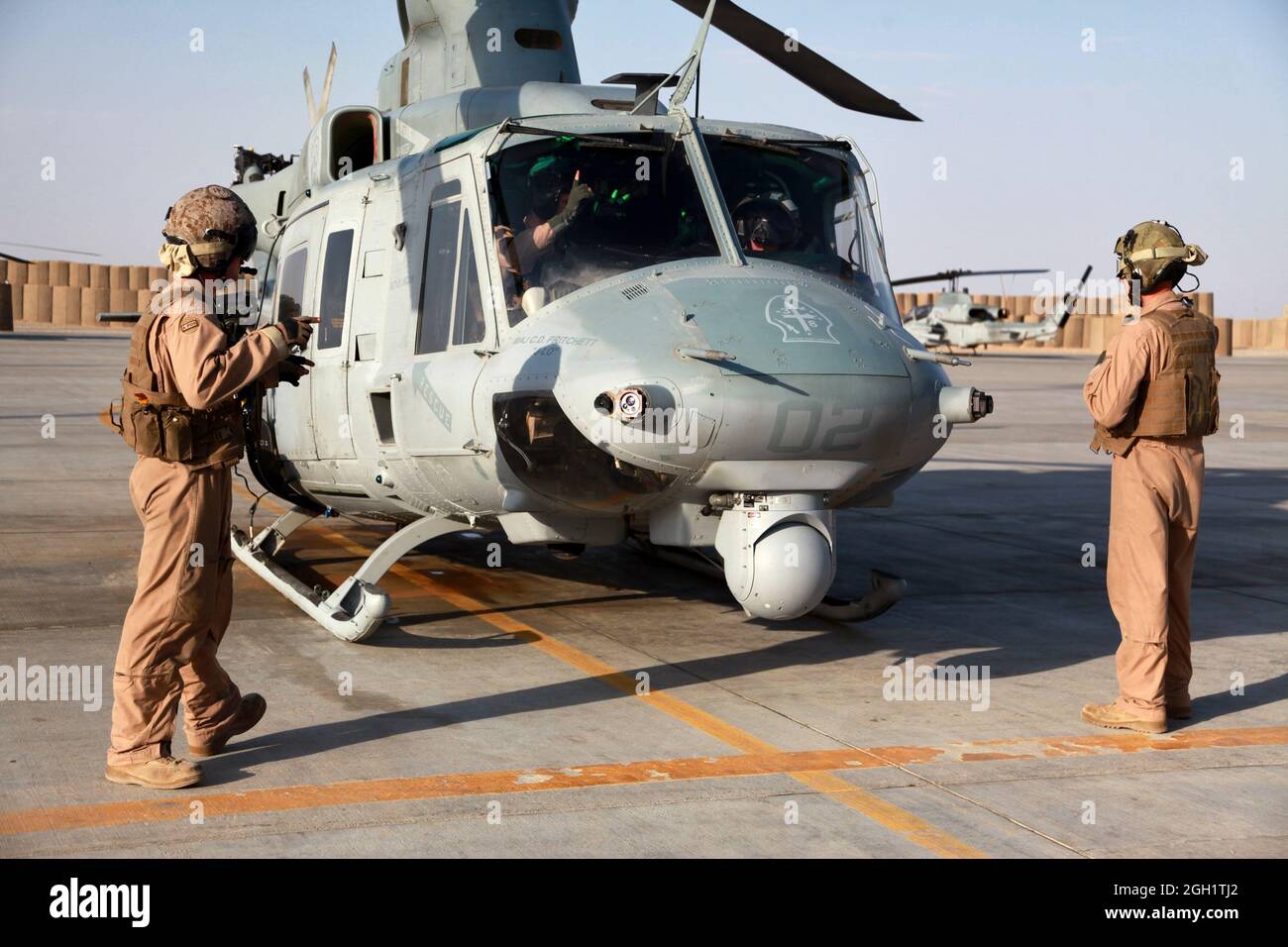 U.S. Marine Corps Lance CPL. Seamos Clarke und Staff Sgt. Robert Wise mit Marine Light Attack Helicopter Squadron (HMLA) 469 führt vor der Unterstützung der Operation Hellberd V auf Camp Bastion, Provinz Helmand, Afghanistan, am 20. Juni 2012 Vorflugkontrollen mit einem UH-1Y Venom Huey-Hubschrauber durch. HMLA-469 stellte während der Operation halberd V Luftaufklärung und Sicherheit für die Marine des 3. Leichten Panzeraufklärungsbataillons zur Verfügung, um die Verteilung von Banngut zur Unterstützung von Aufstandsbekämpfungsoperationen zu verhindern. Stockfoto