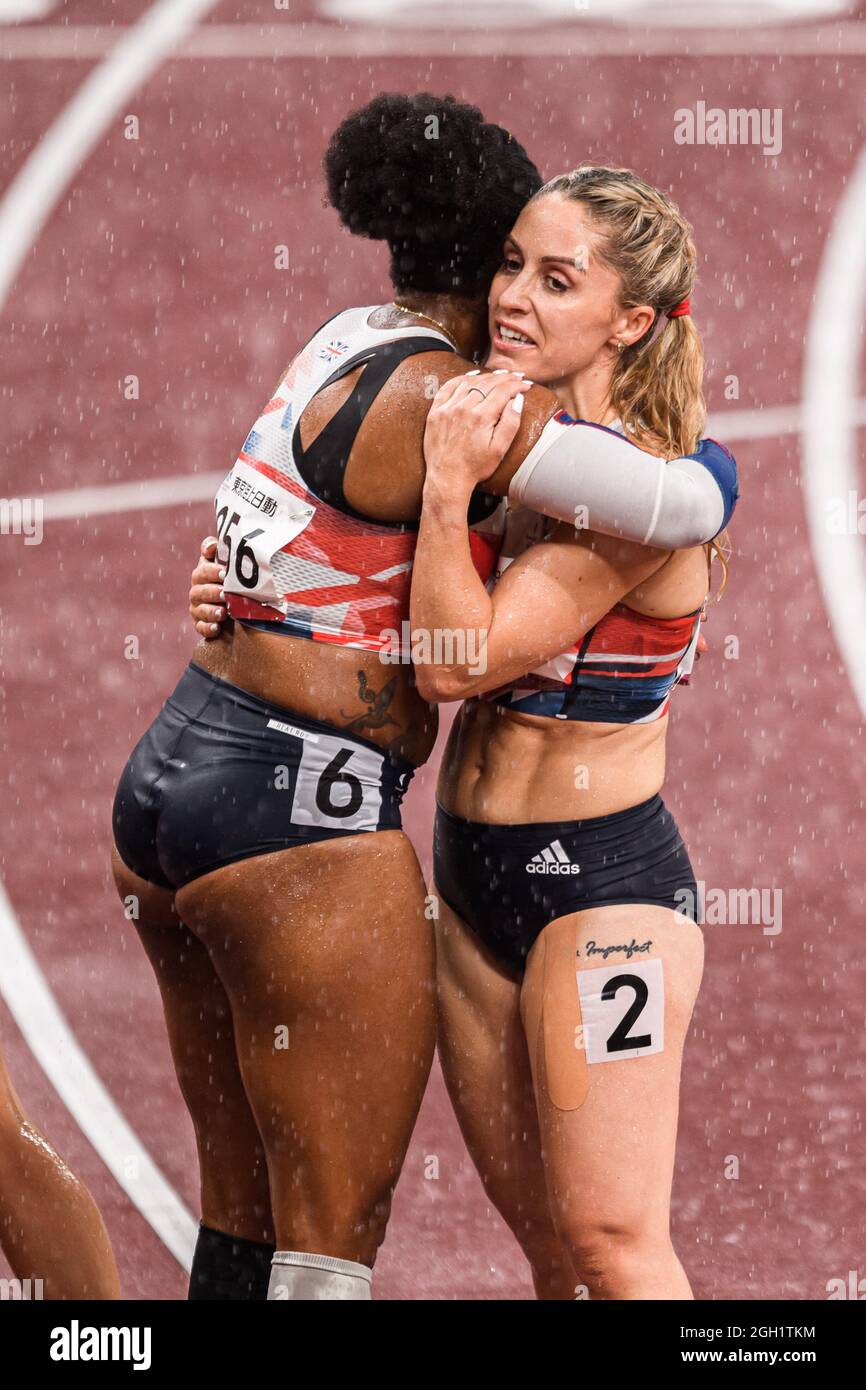 TOKIO, JAPAN. September 2021. Kadeena Cox (rechts) und Ali Smith (GBR) bei Leichtathletik-Veranstaltungen - die Paralympischen Spiele von Tokio 2020 im Olympiastadion am Samstag, den 04. September 2021 in TOKIO, JAPAN. Kredit: Taka G Wu/Alamy Live Nachrichten Stockfoto