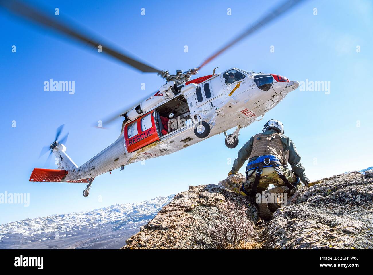 FALLON, Nevada (8. April 2021) ein MH-60S Knighthawk-Hubschrauber, der den „Longhorns“ der Hubschrauber-Such- und Rettungsstaffel (SAR) zugewiesen wurde, übt Pin Stockfoto