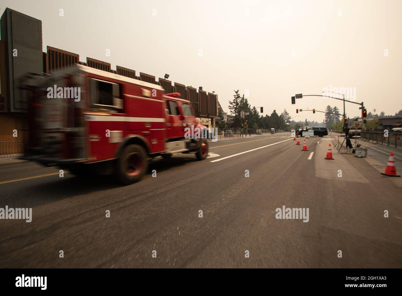 Ein Löschfahrzeug nähert sich einem Verkehrskontrollpunkt entlang der US-Route 50 an der Kreuzung, an der South Lake Tahoe, Kalifornien, mit Stateline, Nevada, am 1. September 2021, als das Caldor-Feuer in das evakuierte Gebiet eingreift. Die Nationalgarde der kalifornischen Armee hat am 30. August 150 Militärpolizisten aktiviert, um die kalifornische Autobahnpatrouille mit Kontrollpunkten bei harten Schließungen zu unterstützen, während das Gebiet evakuiert wird. (USA Foto der Air National Guard von Staff Sgt. Crystal Housman) Stockfoto