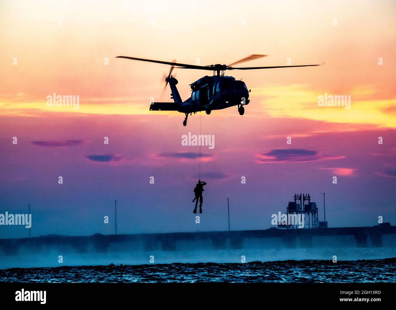 NORFOLK (13. April 2021) Seeleute, die dem Helicopter Sea Combat Squadron (HSC) 5 zugewiesen wurden, nehmen am 13. April 2021 an einer Such- und Rettungsübung Teil. HSC-5 Stockfoto