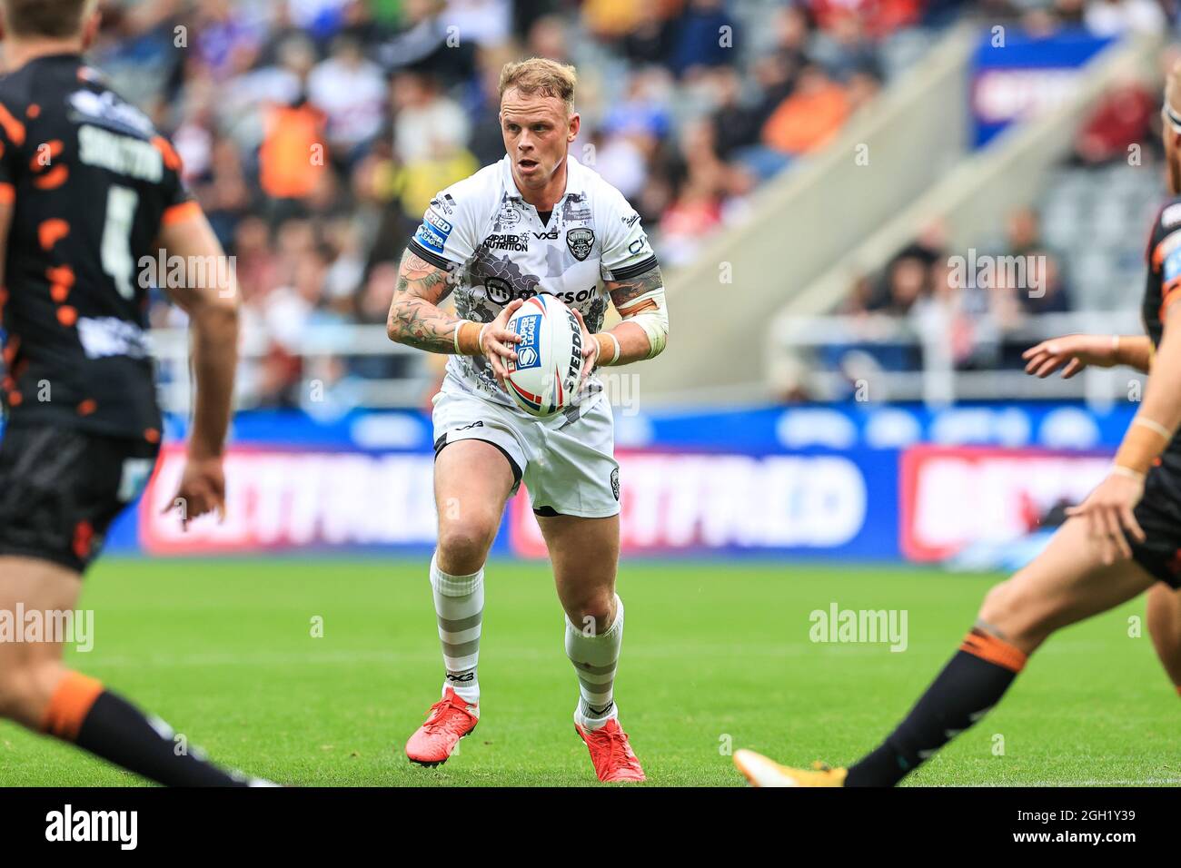 Kevin Brown (7) von Salford Red Devils in Aktion am 9/4/2021. (Foto von Mark Cosgrove/News Images/Sipa USA) Quelle: SIPA USA/Alamy Live News Stockfoto