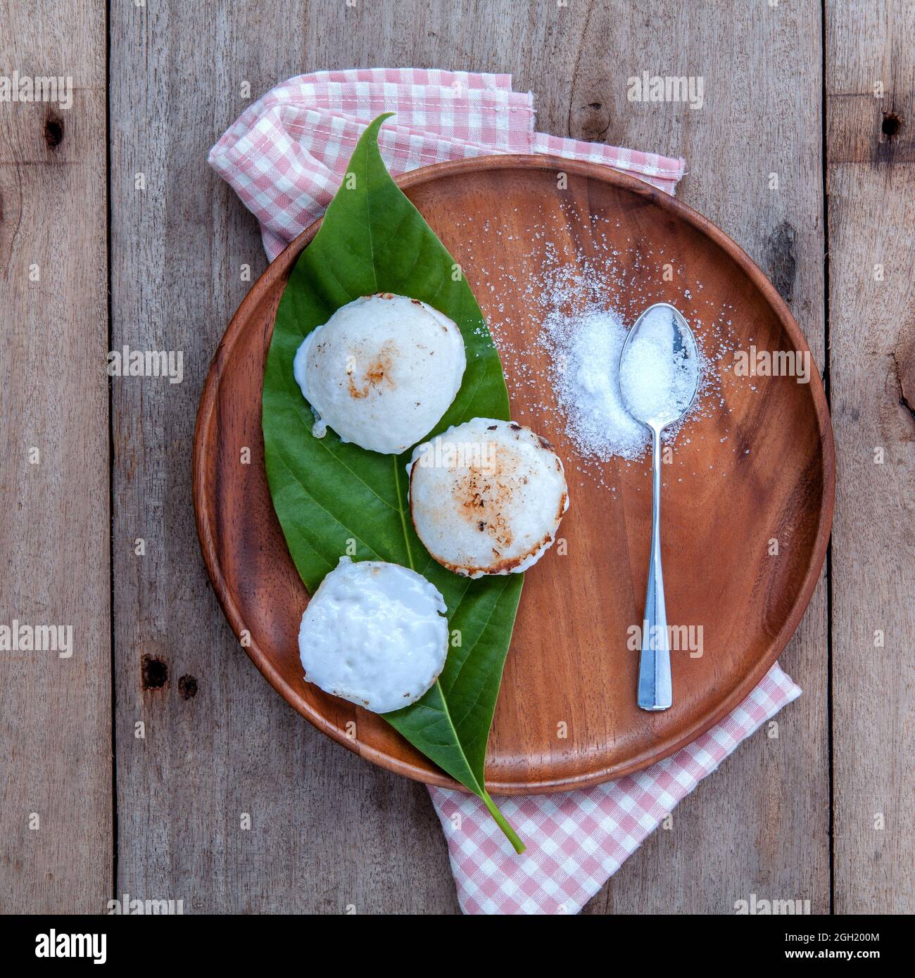 Traditionelle thailändische Dessert Kanom Krok. Es ist gleich wie tart. Aus Kokosnuss Milch, Zucker Pandanusblätter und Mehl. Stockfoto