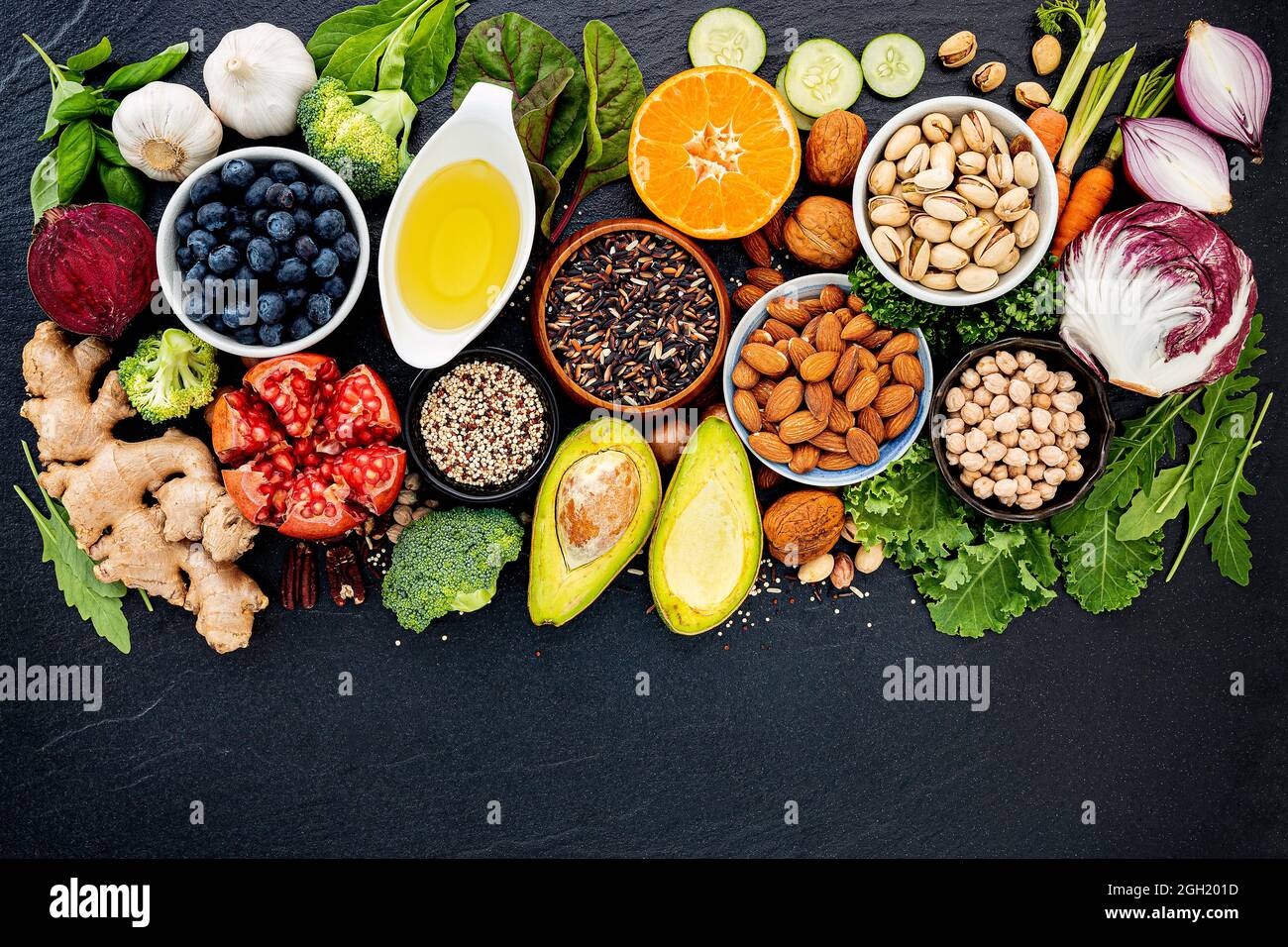 Zutaten für die gesunde Nahrungsmittel Auswahl. Das Konzept der gesunden Ernährung auf dunklem Stein Hintergrund gesetzt. Stockfoto