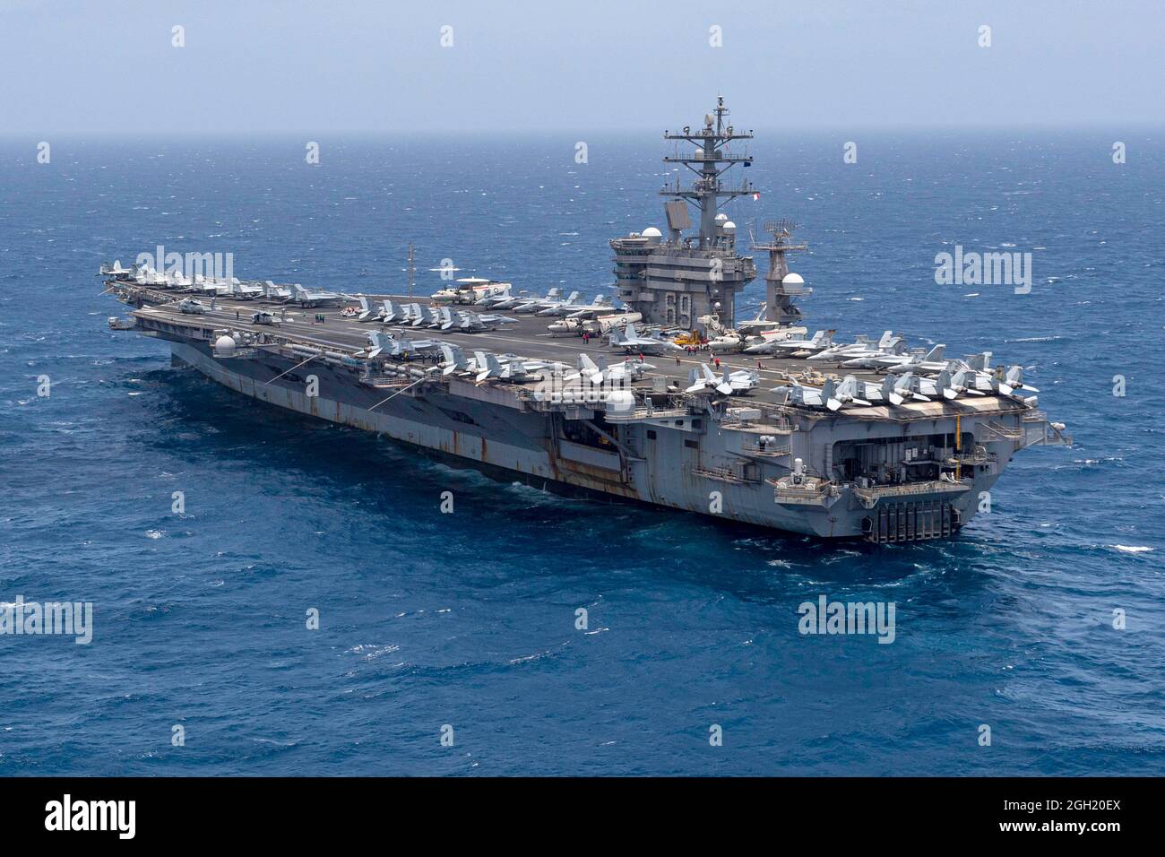 ARABISCHES MEER (12. Juni 2020) der Flugzeugträger USS Dwight D. Eisenhower (CVN 69) durchfliegt das Arabische Meer, 12 2020. Juni. IKE wird in den USA eingesetzt Stockfoto