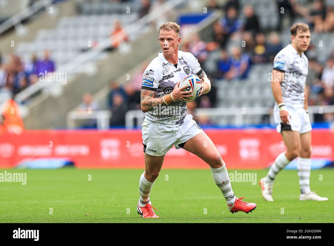 Kevin Brown (7) von Salford Red Devils in Aktion am 9/4/2021. (Foto von Mark Cosgrove/News Images/Sipa USA) Quelle: SIPA USA/Alamy Live News Stockfoto