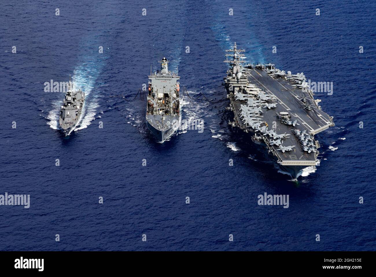 PHILIPPINISCHES MEER (Aug 16, 2020) der japanische Maritime Self-Defense Force Murashame-Klasse Zerstörer Ikazuchi (JS 107), links, die Flotte Nachschub Öler U Stockfoto