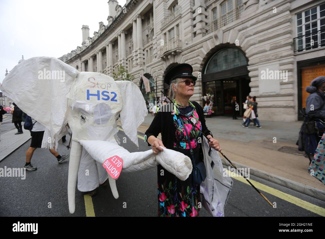 London, England, Großbritannien. September 2021. Am 13. Tag ihrer geplanten 2-wöchigen Aktion marschieren die Kampagnen-Gruppe Extinction Rebellion durch das Zentrum Londons. (Bild: © Tayfun Salci/ZUMA Press Wire) Stockfoto