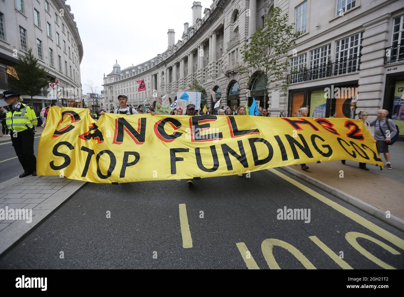 London, England, Großbritannien. September 2021. Am 13. Tag ihrer geplanten 2-wöchigen Aktion marschieren die Kampagnen-Gruppe Extinction Rebellion durch das Zentrum Londons. (Bild: © Tayfun Salci/ZUMA Press Wire) Stockfoto