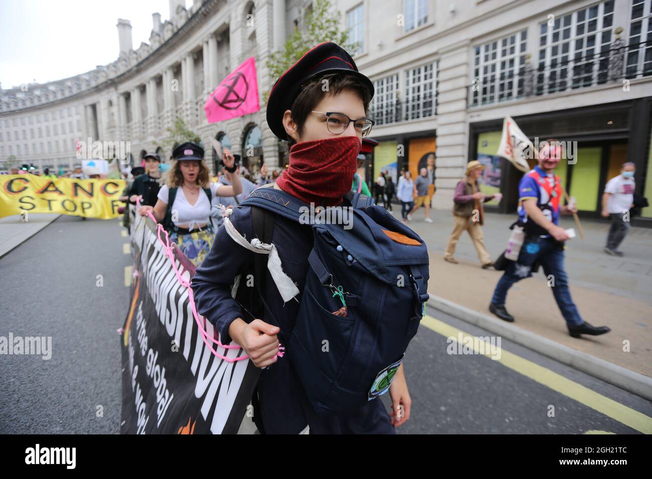 London, England, Großbritannien. September 2021. Am 13. Tag ihrer geplanten 2-wöchigen Aktion marschieren die Kampagnen-Gruppe Extinction Rebellion durch das Zentrum Londons. (Bild: © Tayfun Salci/ZUMA Press Wire) Stockfoto