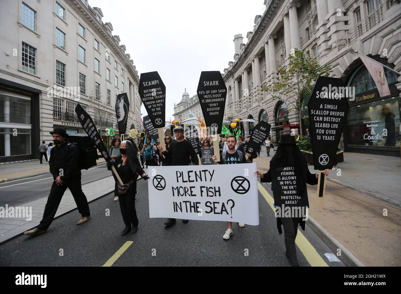 London, England, Großbritannien. September 2021. Am 13. Tag ihrer geplanten 2-wöchigen Aktion marschieren die Kampagnen-Gruppe Extinction Rebellion durch das Zentrum Londons. (Bild: © Tayfun Salci/ZUMA Press Wire) Stockfoto