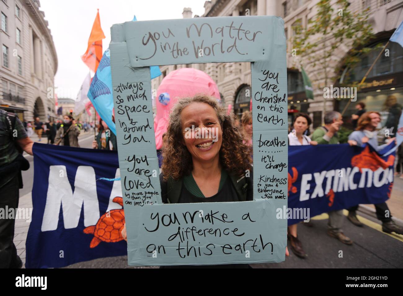 London, England, Großbritannien. September 2021. Am 13. Tag ihrer geplanten 2-wöchigen Aktion marschieren die Kampagnen-Gruppe Extinction Rebellion durch das Zentrum Londons. (Bild: © Tayfun Salci/ZUMA Press Wire) Stockfoto