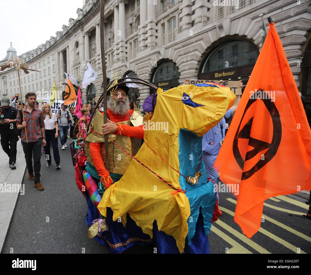 London, England, Großbritannien. September 2021. Am 13. Tag ihrer geplanten 2-wöchigen Aktion marschieren die Kampagnen-Gruppe Extinction Rebellion durch das Zentrum Londons. (Bild: © Tayfun Salci/ZUMA Press Wire) Stockfoto