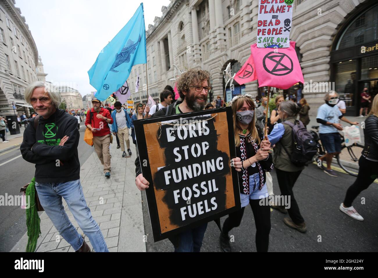 London, England, Großbritannien. September 2021. Am 13. Tag ihrer geplanten 2-wöchigen Aktion marschieren die Kampagnen-Gruppe Extinction Rebellion durch das Zentrum Londons. (Bild: © Tayfun Salci/ZUMA Press Wire) Stockfoto