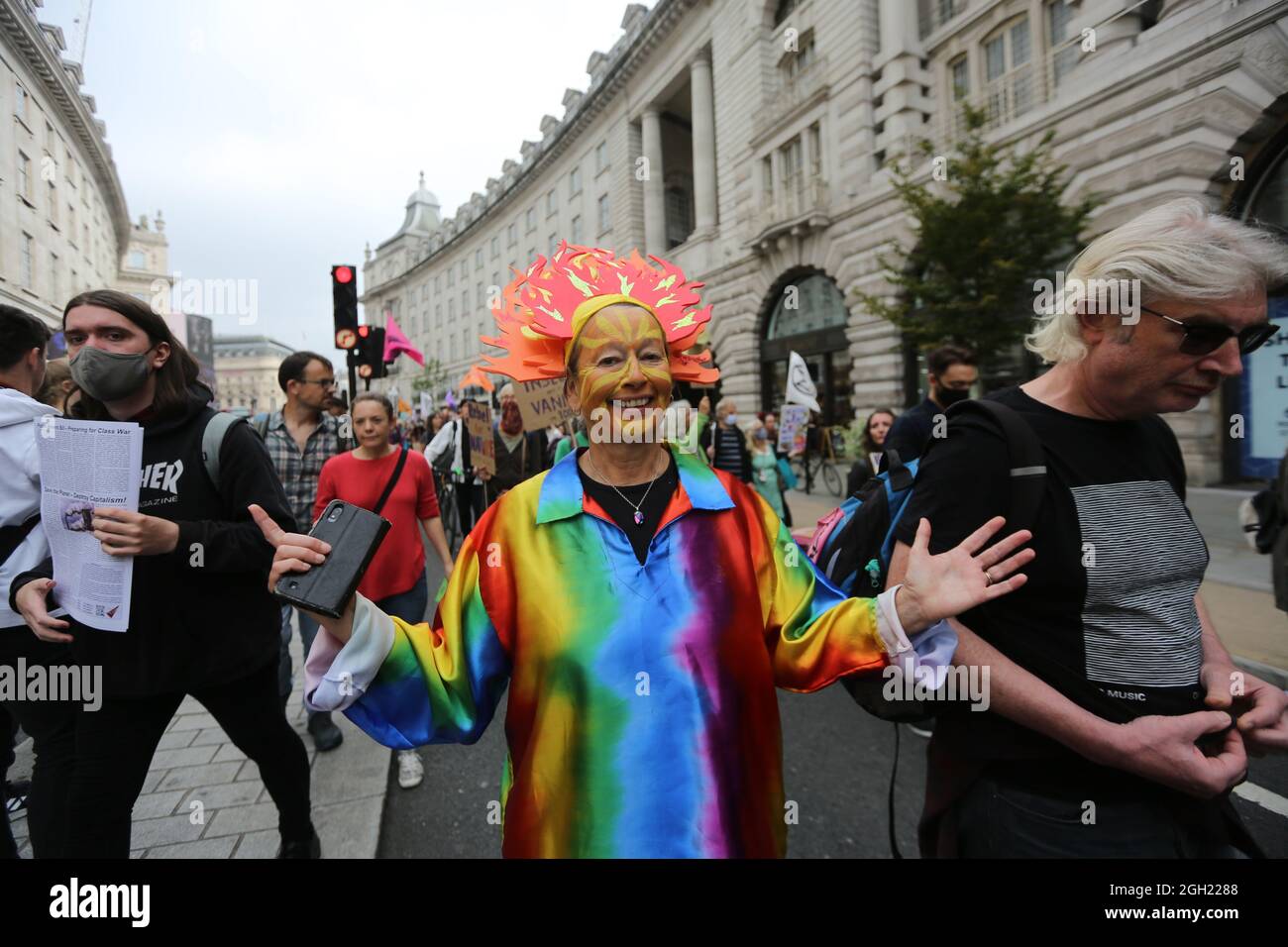 London, England, Großbritannien. September 2021. Am 13. Tag ihrer geplanten 2-wöchigen Aktion marschieren die Kampagnen-Gruppe Extinction Rebellion durch das Zentrum Londons. (Bild: © Tayfun Salci/ZUMA Press Wire) Stockfoto