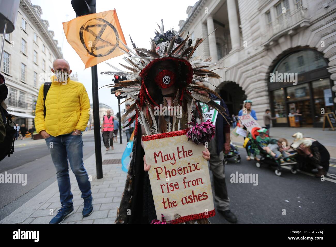 London, England, Großbritannien. September 2021. Am 13. Tag ihrer geplanten 2-wöchigen Aktion marschieren die Kampagnen-Gruppe Extinction Rebellion durch das Zentrum Londons. (Bild: © Tayfun Salci/ZUMA Press Wire) Stockfoto