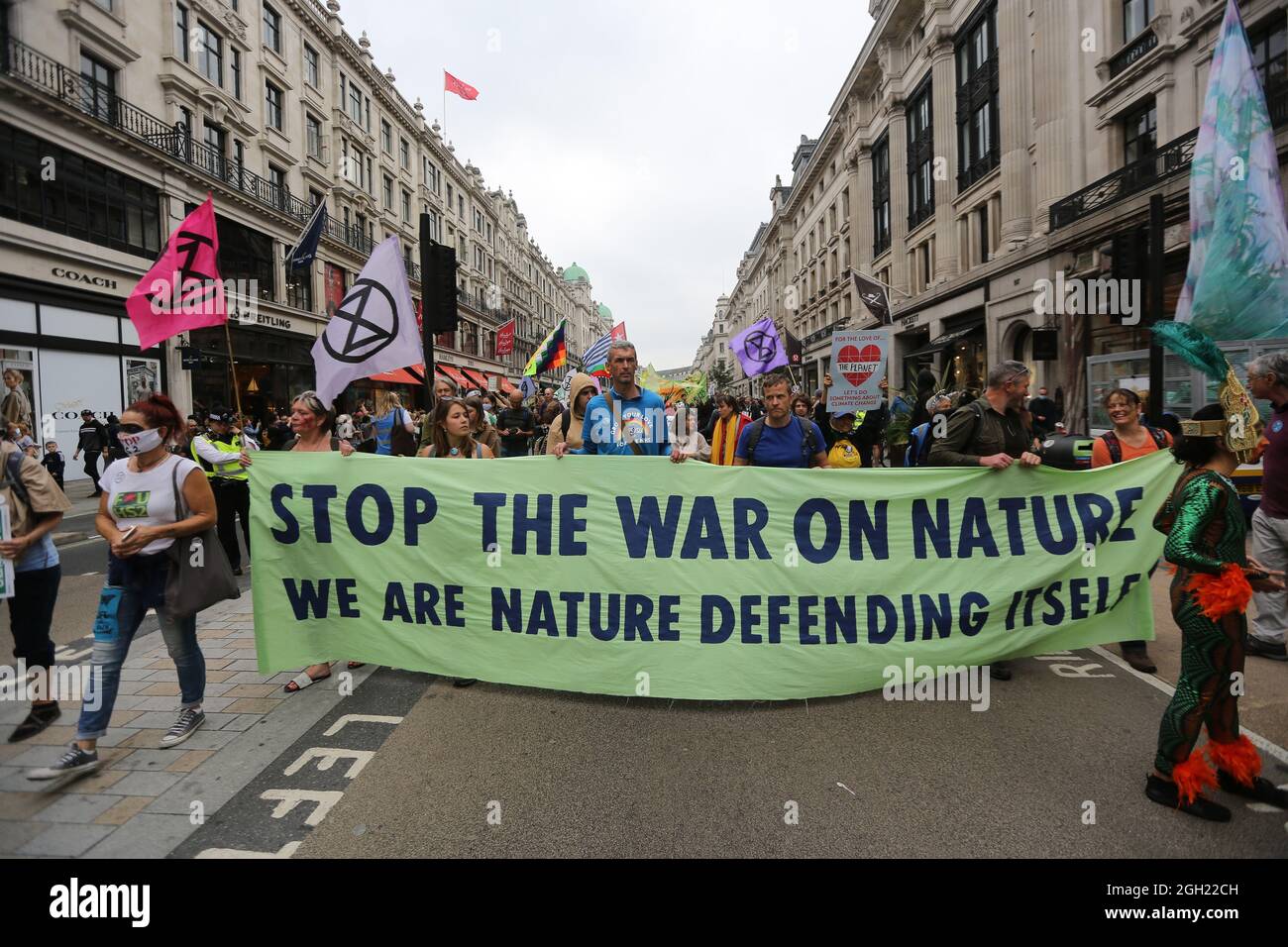 London, England, Großbritannien. September 2021. Am 13. Tag ihrer geplanten 2-wöchigen Aktion marschieren die Kampagnen-Gruppe Extinction Rebellion durch das Zentrum Londons. (Bild: © Tayfun Salci/ZUMA Press Wire) Stockfoto