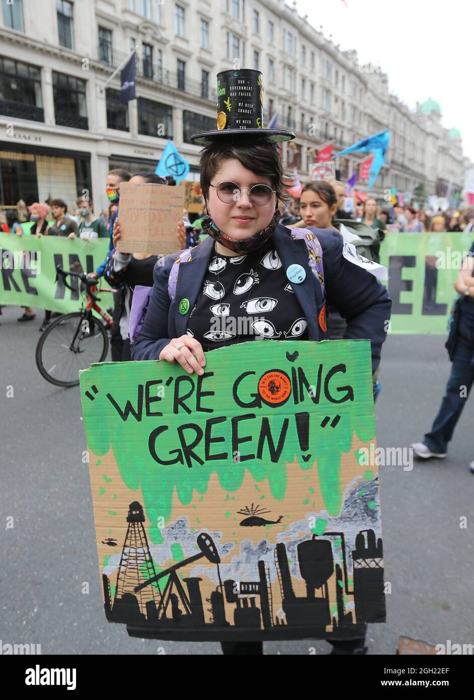London, England, Großbritannien. September 2021. Am 13. Tag ihrer geplanten 2-wöchigen Aktion marschieren die Kampagnen-Gruppe Extinction Rebellion durch das Zentrum Londons. (Bild: © Tayfun Salci/ZUMA Press Wire) Stockfoto