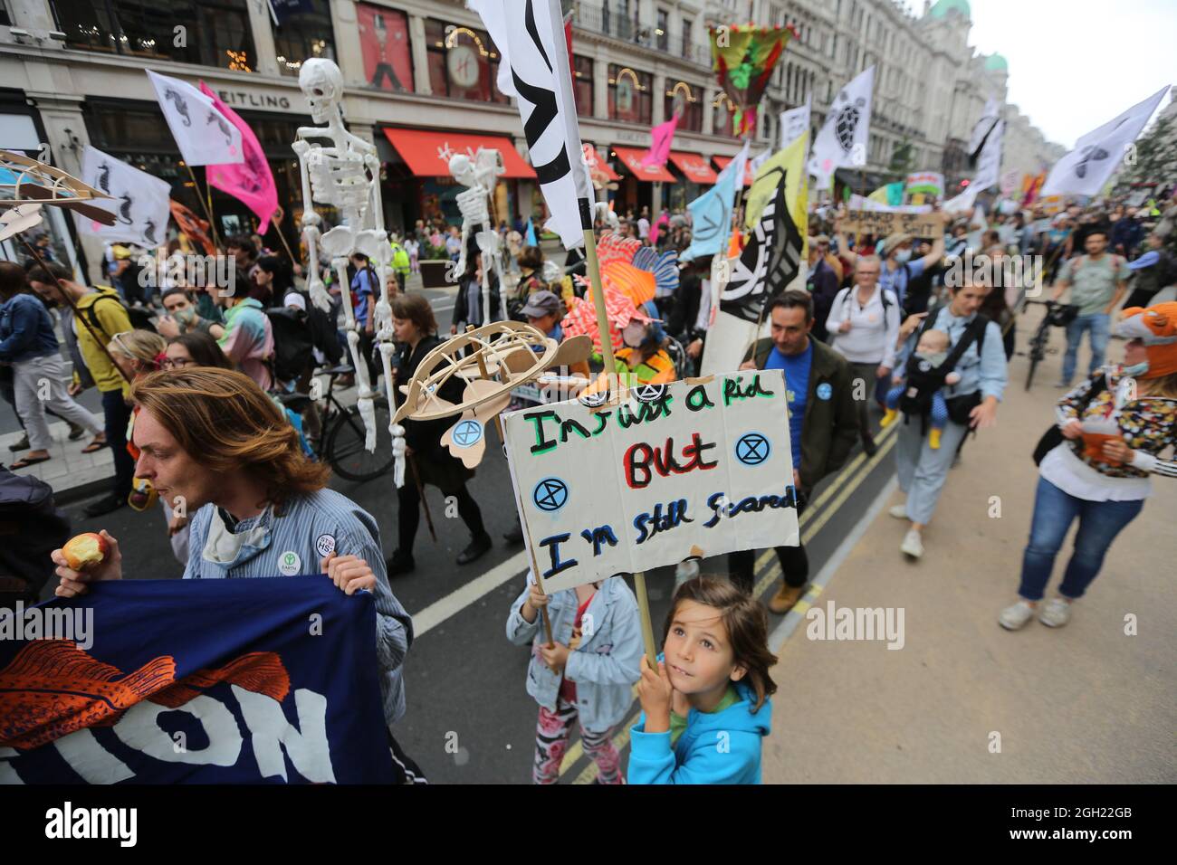 London, England, Großbritannien. September 2021. Am 13. Tag ihrer geplanten 2-wöchigen Aktion marschieren die Kampagnen-Gruppe Extinction Rebellion durch das Zentrum Londons. (Bild: © Tayfun Salci/ZUMA Press Wire) Stockfoto