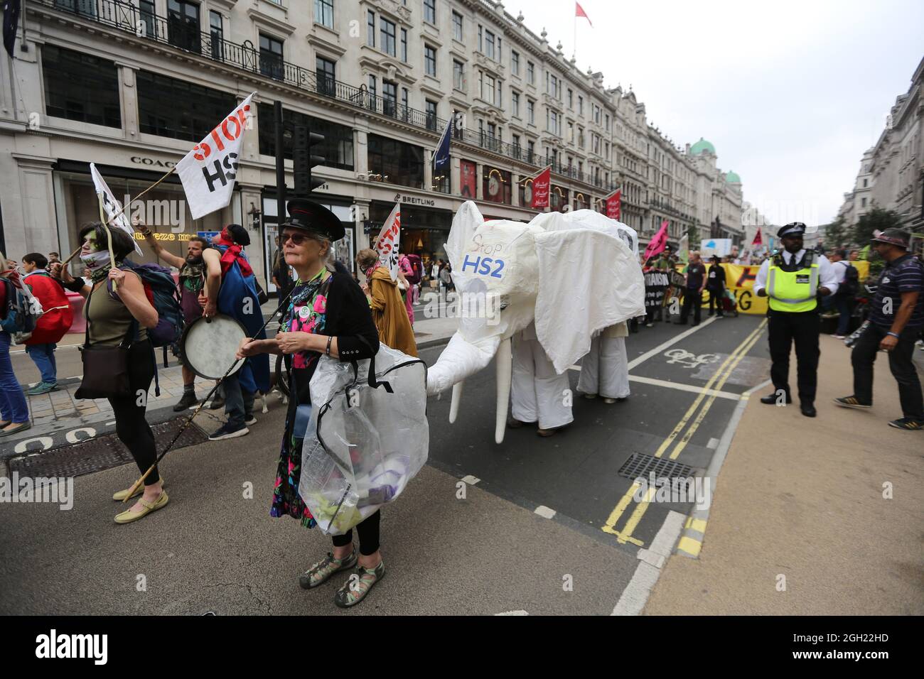 London, England, Großbritannien. September 2021. Am 13. Tag ihrer geplanten 2-wöchigen Aktion marschieren die Kampagnen-Gruppe Extinction Rebellion durch das Zentrum Londons. (Bild: © Tayfun Salci/ZUMA Press Wire) Stockfoto