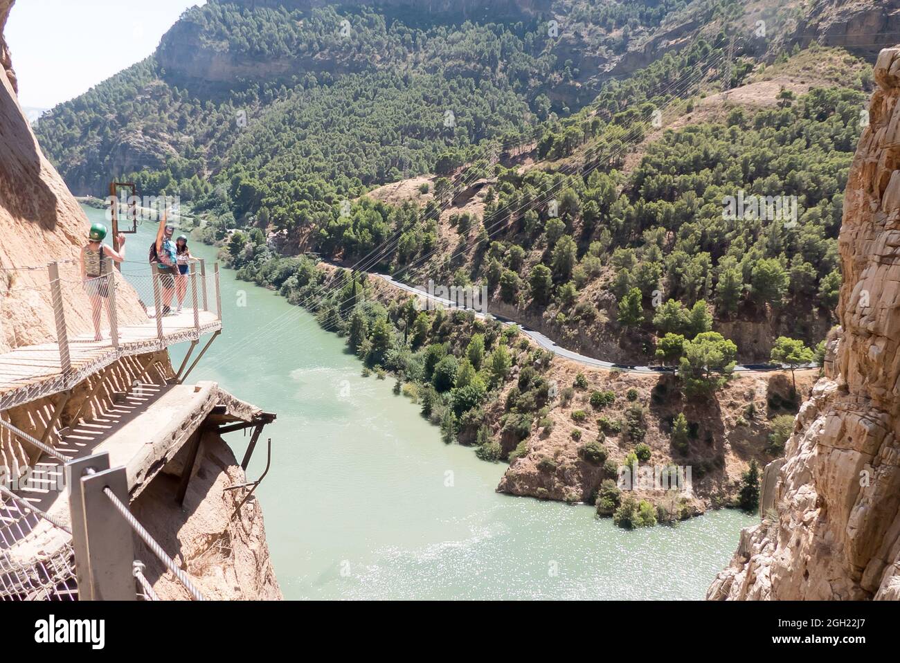 Spanien: Wandern der Caminito del Rey; ein Gehweg erstellt für die hydro-elektrische Arbeiter, die vor kurzem wieder für die Öffentlichkeit geöffnet. Stockfoto