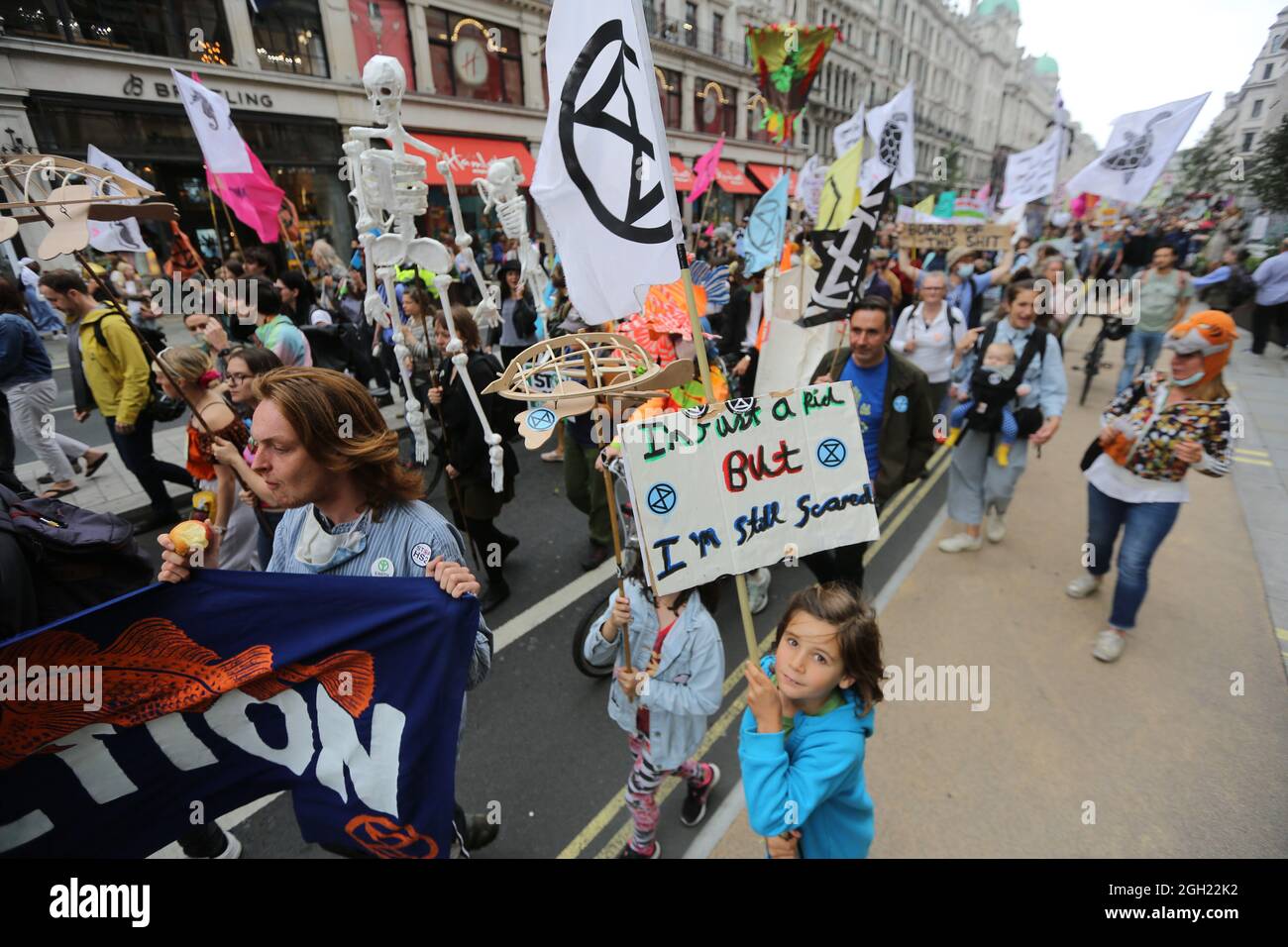 London, England, Großbritannien. September 2021. Am 13. Tag ihrer geplanten 2-wöchigen Aktion marschieren die Kampagnen-Gruppe Extinction Rebellion durch das Zentrum Londons. (Bild: © Tayfun Salci/ZUMA Press Wire) Stockfoto