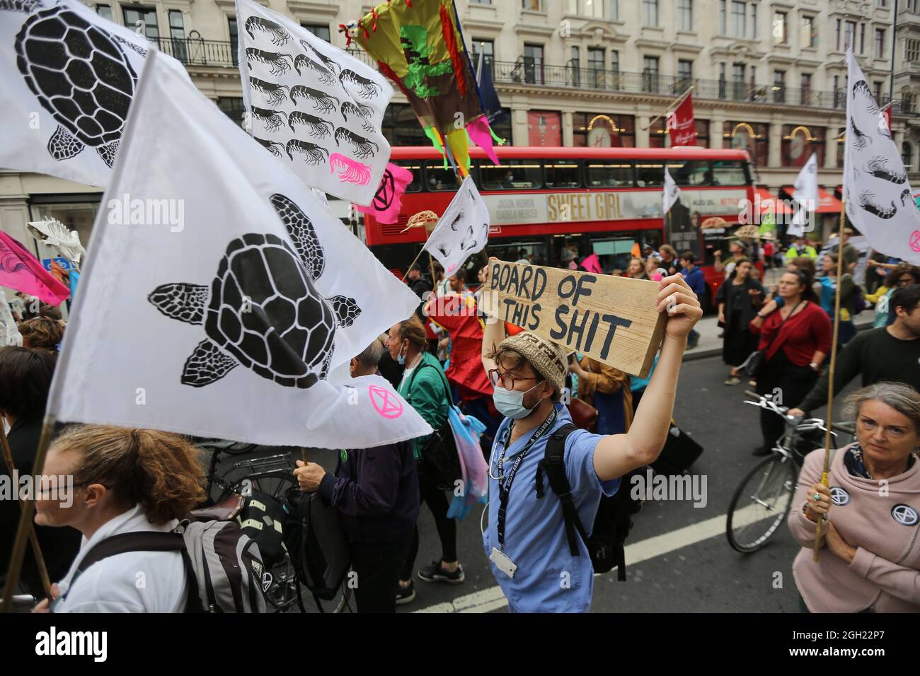 London, England, Großbritannien. September 2021. Am 13. Tag ihrer geplanten 2-wöchigen Aktion marschieren die Kampagnen-Gruppe Extinction Rebellion durch das Zentrum Londons. (Bild: © Tayfun Salci/ZUMA Press Wire) Stockfoto