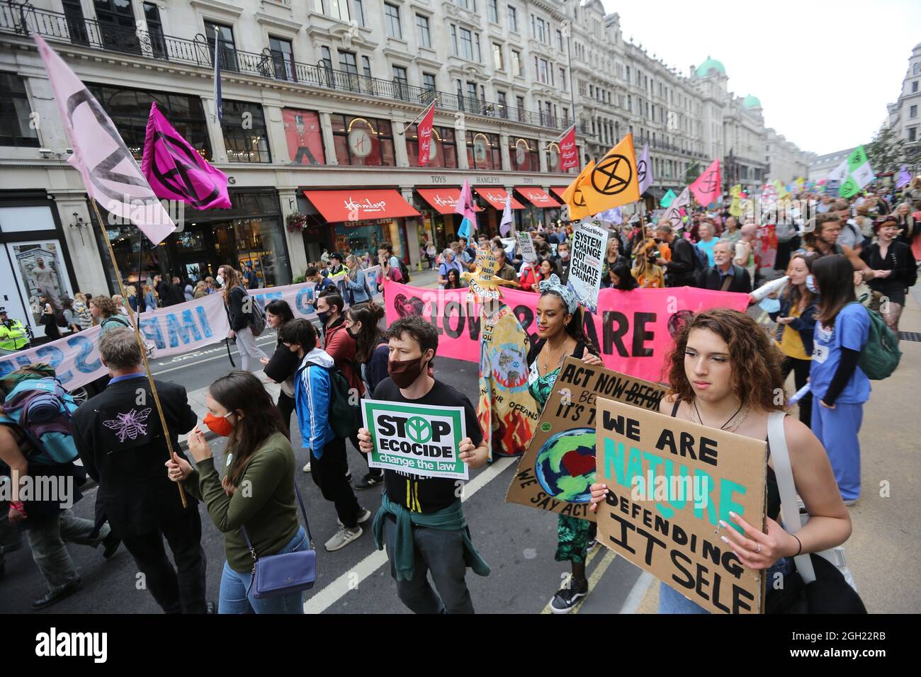 London, England, Großbritannien. September 2021. Am 13. Tag ihrer geplanten 2-wöchigen Aktion marschieren die Kampagnen-Gruppe Extinction Rebellion durch das Zentrum Londons. (Bild: © Tayfun Salci/ZUMA Press Wire) Stockfoto