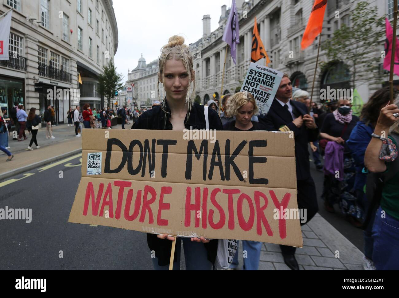 London, England, Großbritannien. September 2021. Am 13. Tag ihrer geplanten 2-wöchigen Aktion marschieren die Kampagnen-Gruppe Extinction Rebellion durch das Zentrum Londons. (Bild: © Tayfun Salci/ZUMA Press Wire) Stockfoto