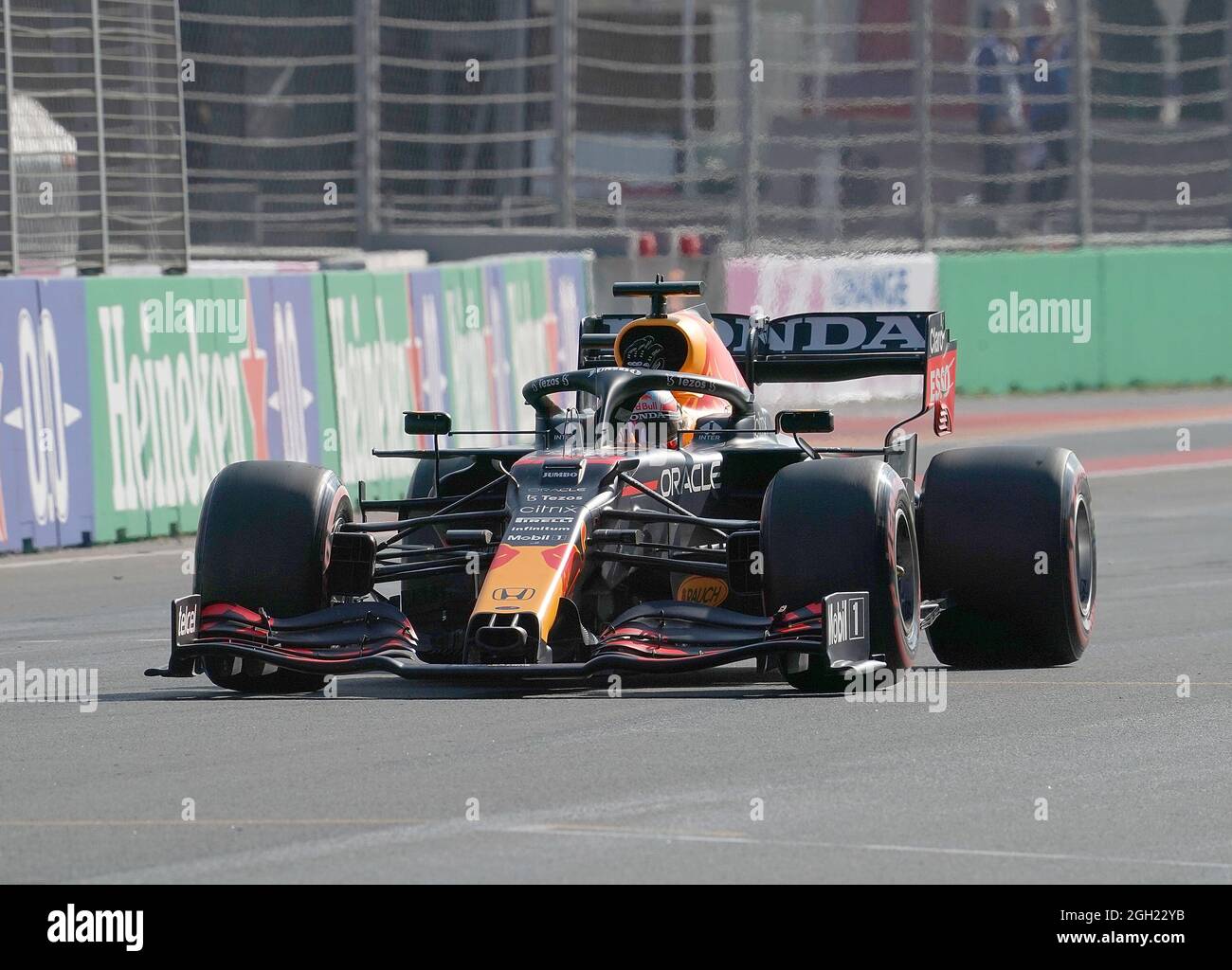 Zandvoort, Niederlande. September 2021. Motorsport: Formel-1-Weltmeisterschaft, vor dem Großen Preis von Holland, Qualifying. Max Verstappen aus den Niederlanden vom Red Bull Racing Honda Team winkt den Fans in den Tribünen nach der Pole-Position zu. Kredit: Hasan Bratic/dpa/Alamy Live Nachrichten Stockfoto