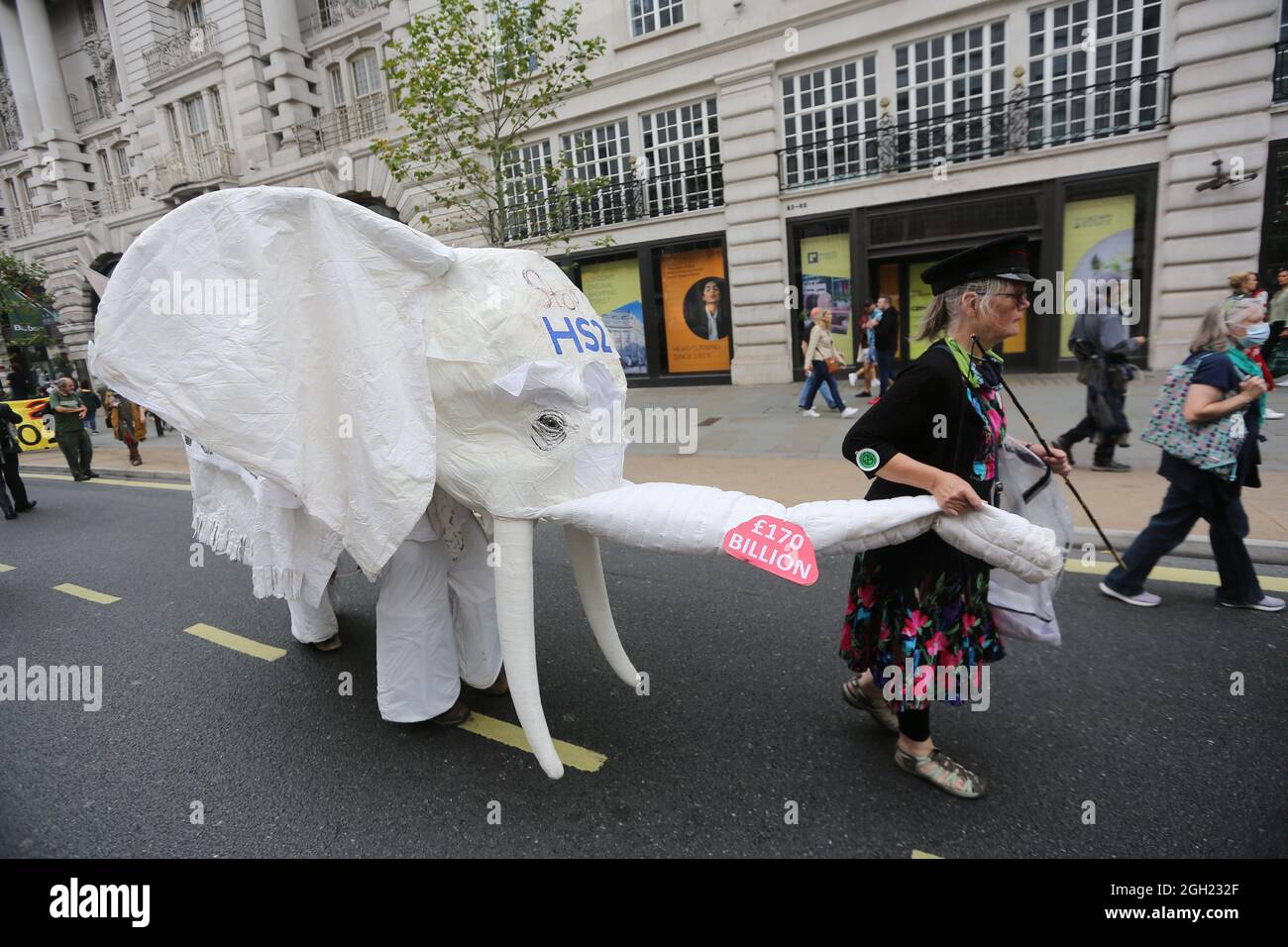 London, England, Großbritannien. September 2021. Am 13. Tag ihrer geplanten 2-wöchigen Aktion marschieren die Kampagnen-Gruppe Extinction Rebellion durch das Zentrum Londons. (Bild: © Tayfun Salci/ZUMA Press Wire) Stockfoto