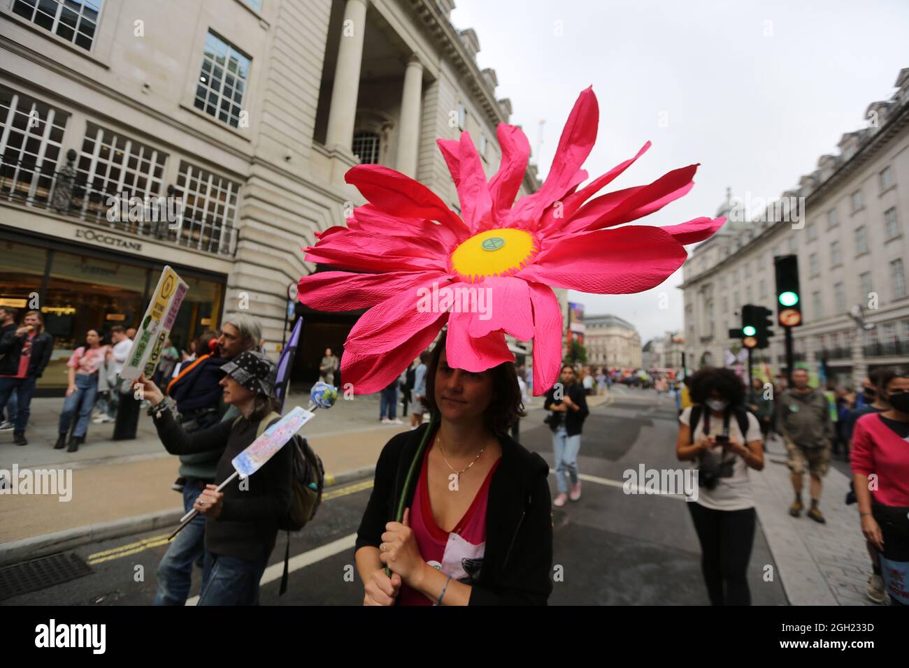 London, England, Großbritannien. September 2021. Am 13. Tag ihrer geplanten 2-wöchigen Aktion marschieren die Kampagnen-Gruppe Extinction Rebellion durch das Zentrum Londons. (Bild: © Tayfun Salci/ZUMA Press Wire) Stockfoto