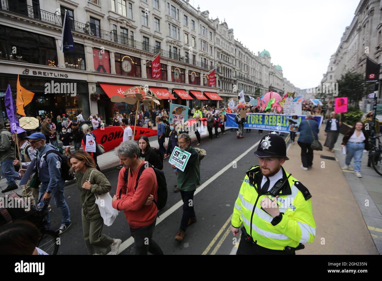 London, England, Großbritannien. September 2021. Am 13. Tag ihrer geplanten 2-wöchigen Aktion marschieren die Kampagnen-Gruppe Extinction Rebellion durch das Zentrum Londons. (Bild: © Tayfun Salci/ZUMA Press Wire) Stockfoto