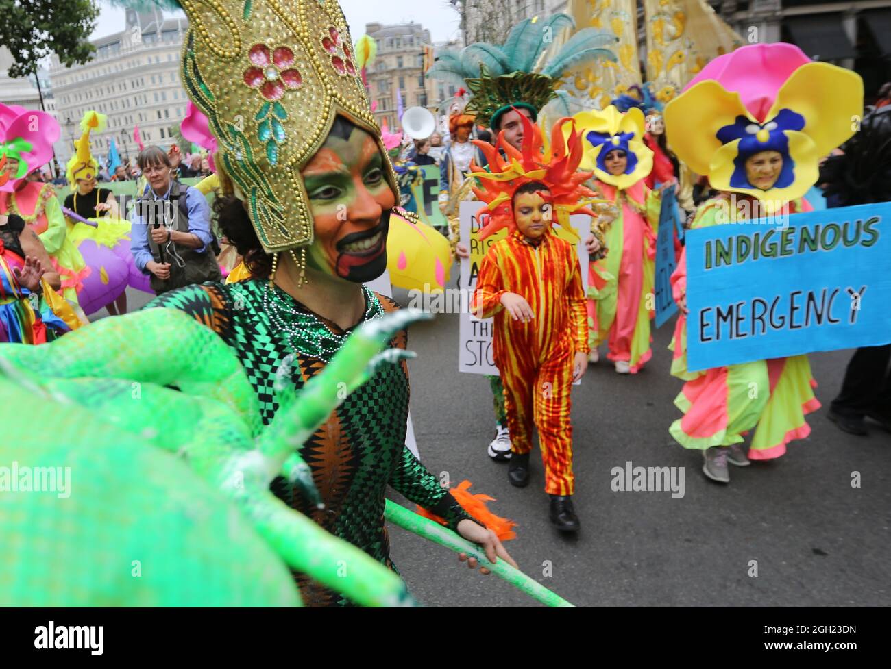 London, England, Großbritannien. September 2021. Am 13. Tag ihrer geplanten 2-wöchigen Aktion marschieren die Kampagnen-Gruppe Extinction Rebellion durch das Zentrum Londons. (Bild: © Tayfun Salci/ZUMA Press Wire) Stockfoto