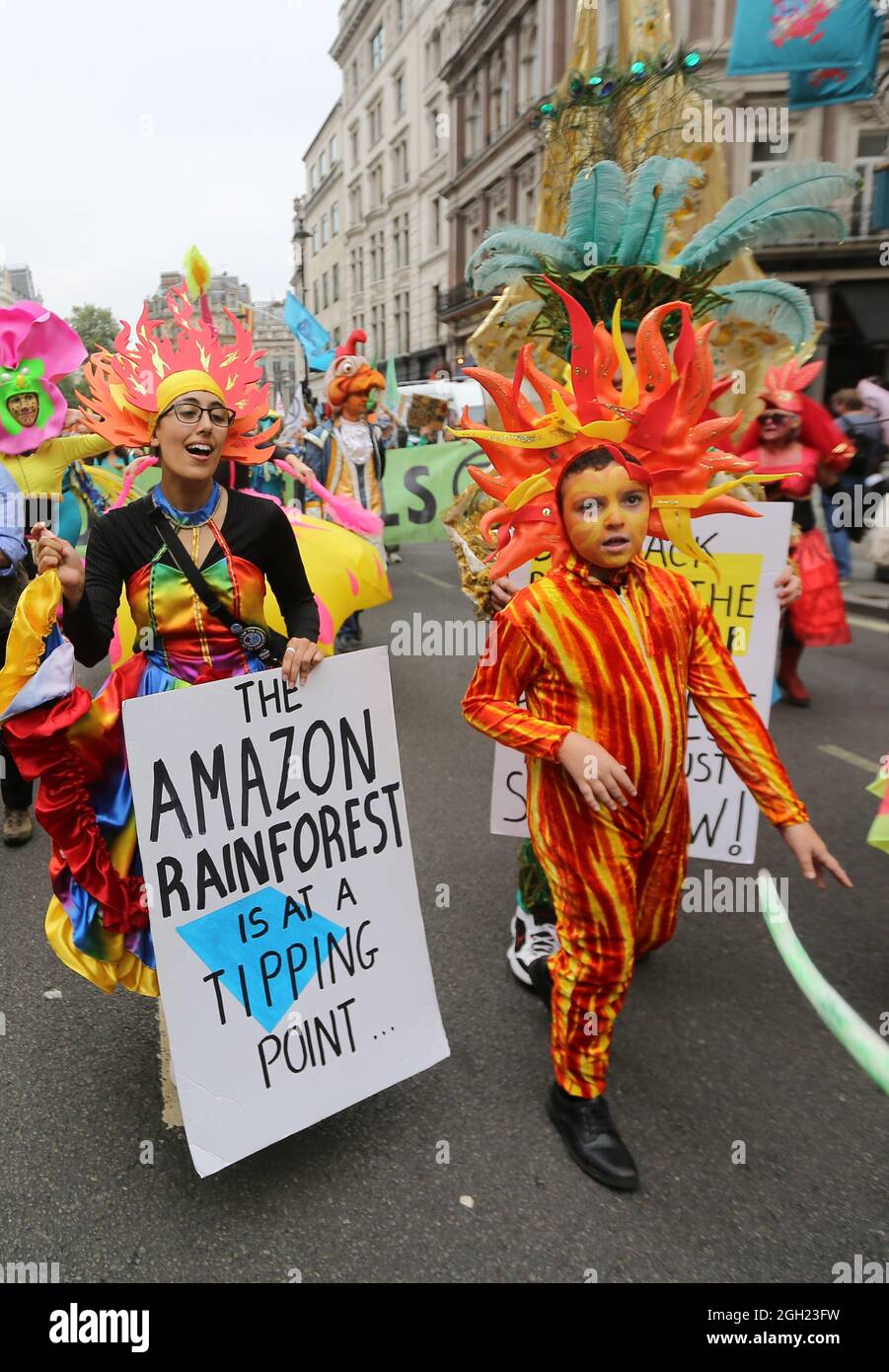 London, England, Großbritannien. September 2021. Am 13. Tag ihrer geplanten 2-wöchigen Aktion marschieren die Kampagnen-Gruppe Extinction Rebellion durch das Zentrum Londons. (Bild: © Tayfun Salci/ZUMA Press Wire) Stockfoto