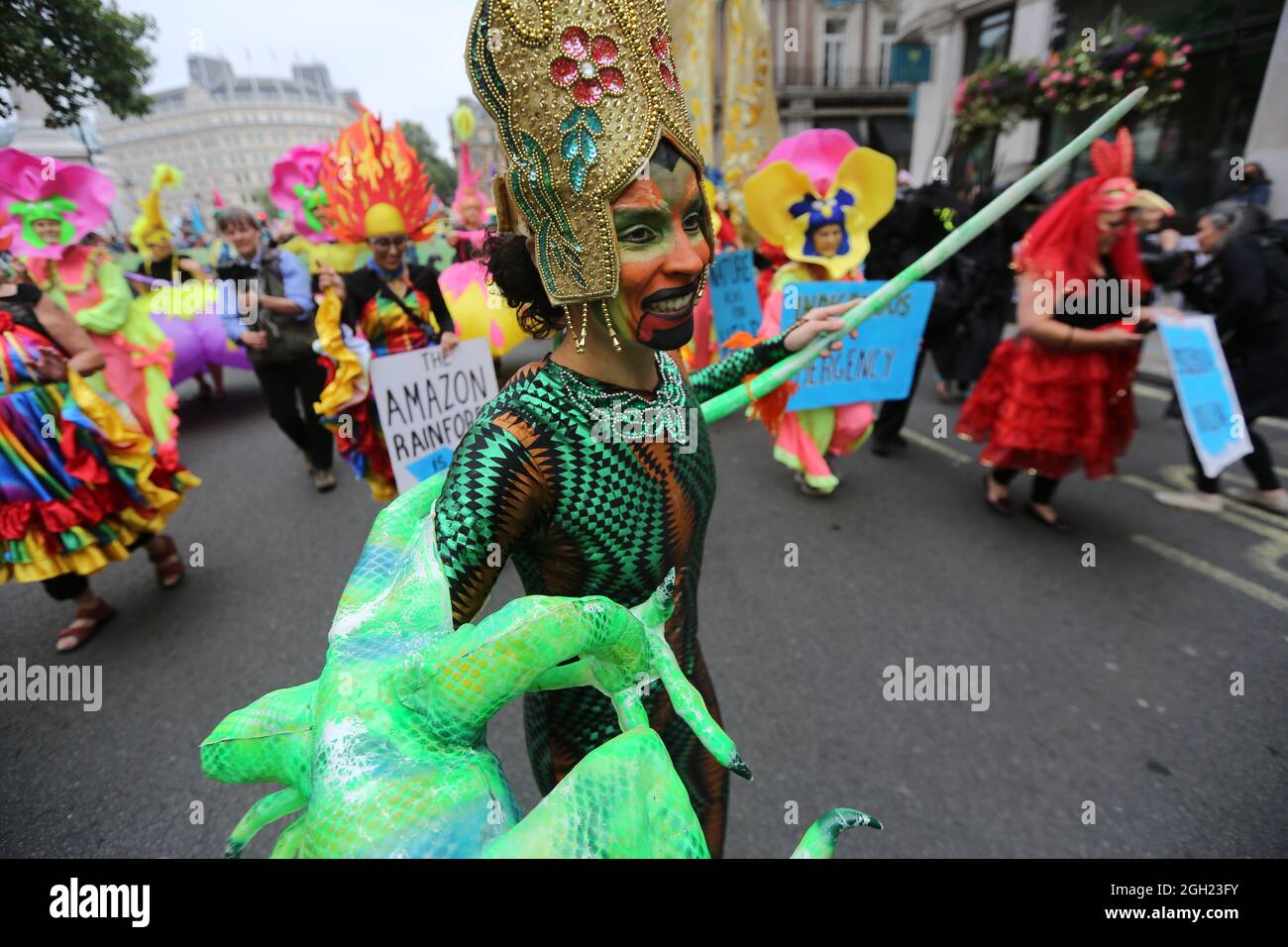 London, England, Großbritannien. September 2021. Am 13. Tag ihrer geplanten 2-wöchigen Aktion marschieren die Kampagnen-Gruppe Extinction Rebellion durch das Zentrum Londons. (Bild: © Tayfun Salci/ZUMA Press Wire) Stockfoto
