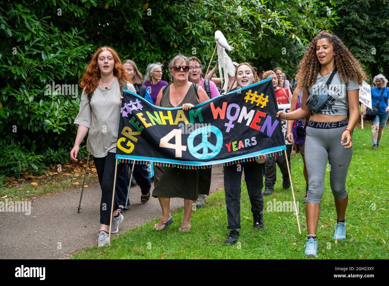 40 Jahre nach dem ursprünglichen marsch aus Cardiff und dem Greenham Womens Peace Camp am 5. September 1981 treffen Frauen am Greenham Common Gates ein. Stockfoto