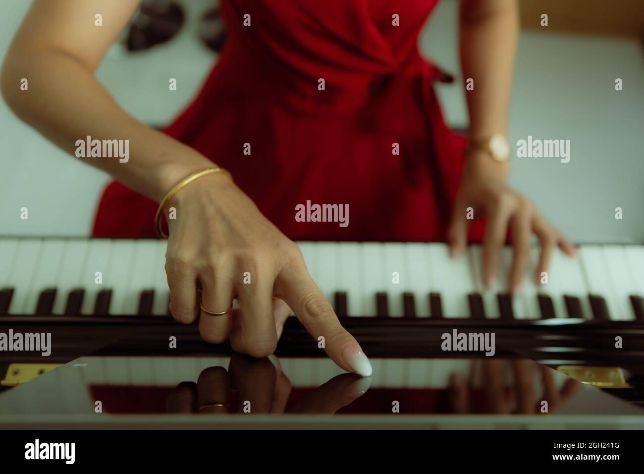 Finger der Frau berührt auf Tablet-Computer-Bildschirm für einfache Klavier-Video-Lektionen, während Online-Lernen, wie man spielt. Konzept der neuen Fähigkeit für Quarantin Stockfoto
