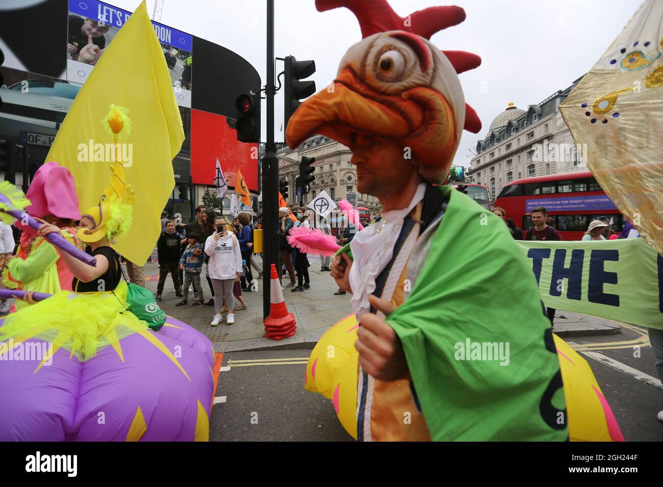 London, England, Großbritannien. September 2021. Am 13. Tag ihrer geplanten 2-wöchigen Aktion marschieren die Kampagnen-Gruppe Extinction Rebellion durch das Zentrum Londons. (Bild: © Tayfun Salci/ZUMA Press Wire) Stockfoto