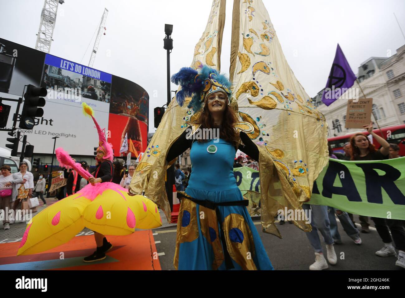 London, England, Großbritannien. September 2021. Am 13. Tag ihrer geplanten 2-wöchigen Aktion marschieren die Kampagnen-Gruppe Extinction Rebellion durch das Zentrum Londons. (Bild: © Tayfun Salci/ZUMA Press Wire) Stockfoto