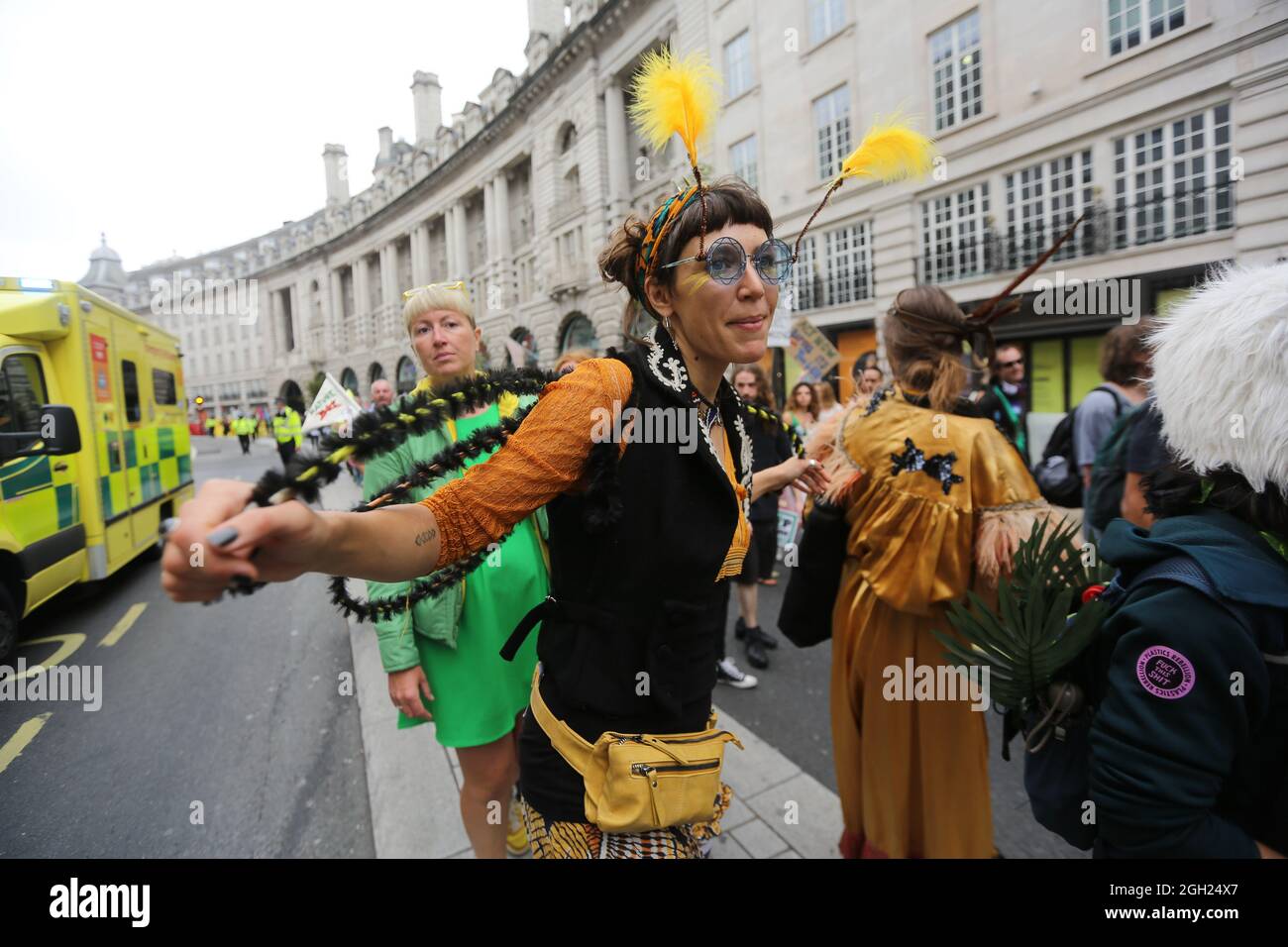 London, England, Großbritannien. September 2021. Am 13. Tag ihrer geplanten 2-wöchigen Aktion marschieren die Kampagnen-Gruppe Extinction Rebellion durch das Zentrum Londons. (Bild: © Tayfun Salci/ZUMA Press Wire) Stockfoto