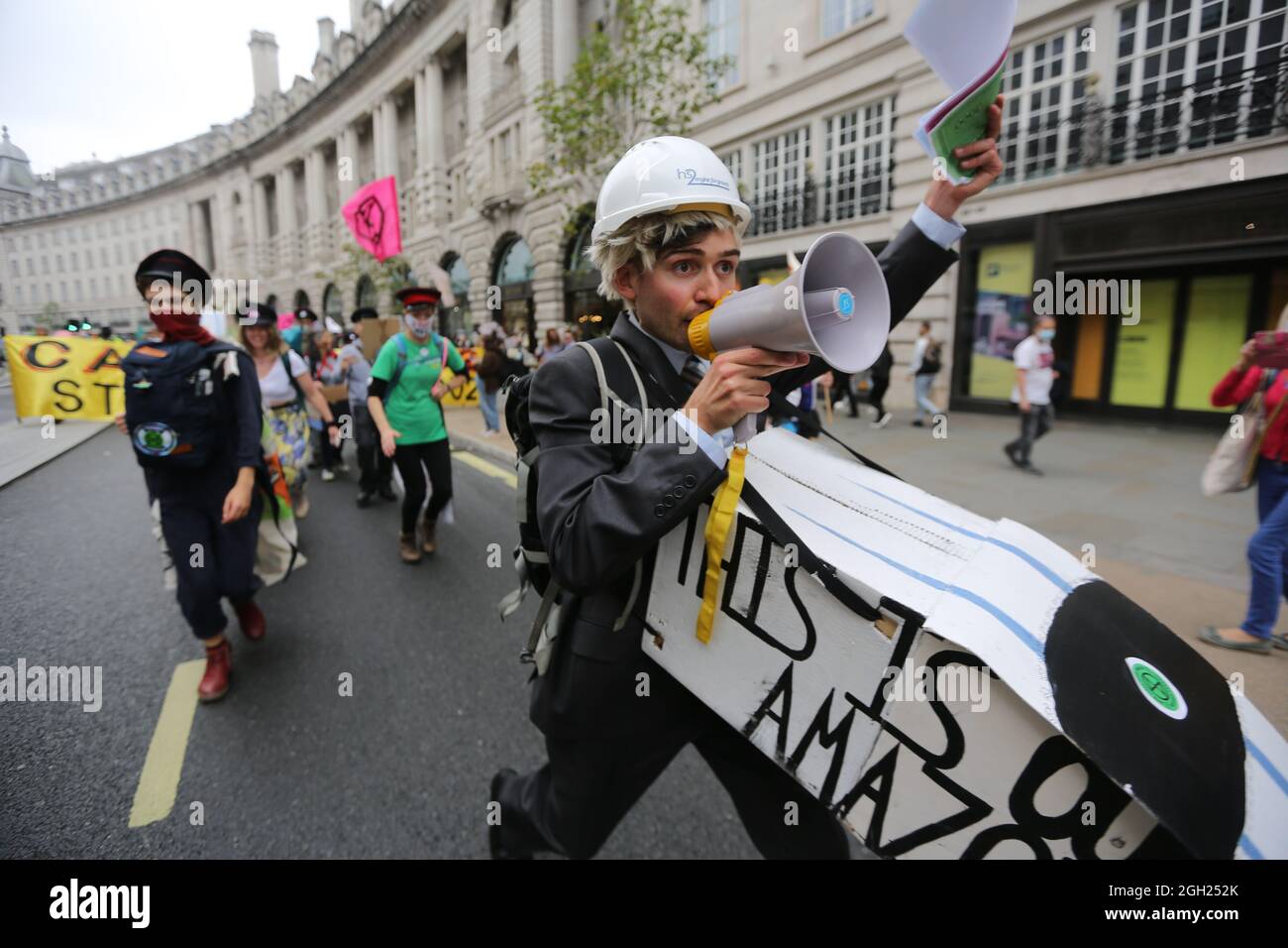 London, England, Großbritannien. September 2021. Am 13. Tag ihrer geplanten 2-wöchigen Aktion marschieren die Kampagnen-Gruppe Extinction Rebellion durch das Zentrum Londons. (Bild: © Tayfun Salci/ZUMA Press Wire) Stockfoto
