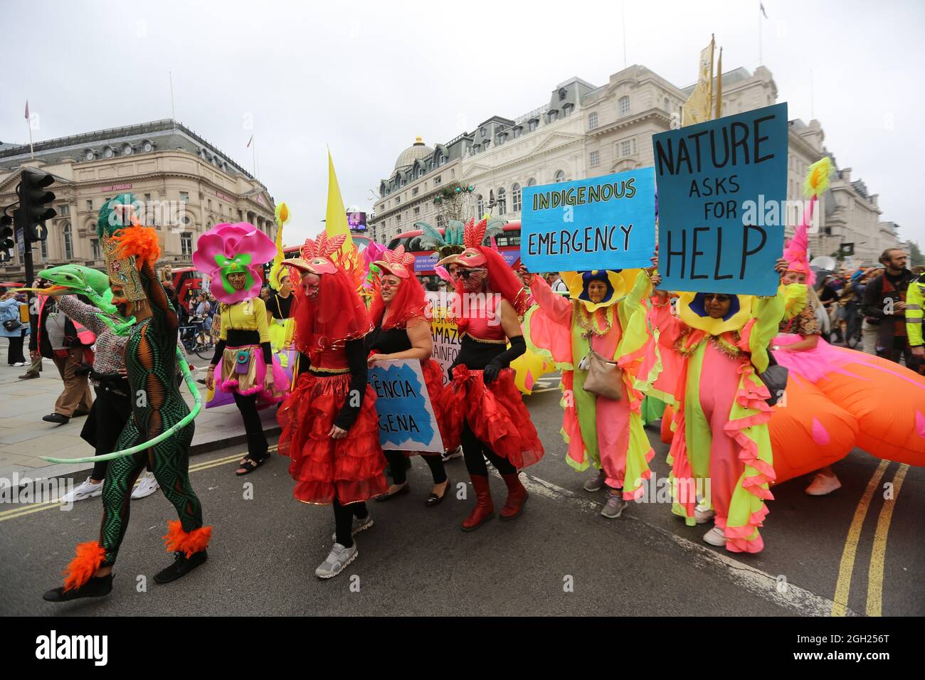 London, England, Großbritannien. September 2021. Am 13. Tag ihrer geplanten 2-wöchigen Aktion marschieren die Kampagnen-Gruppe Extinction Rebellion durch das Zentrum Londons. (Bild: © Tayfun Salci/ZUMA Press Wire) Stockfoto