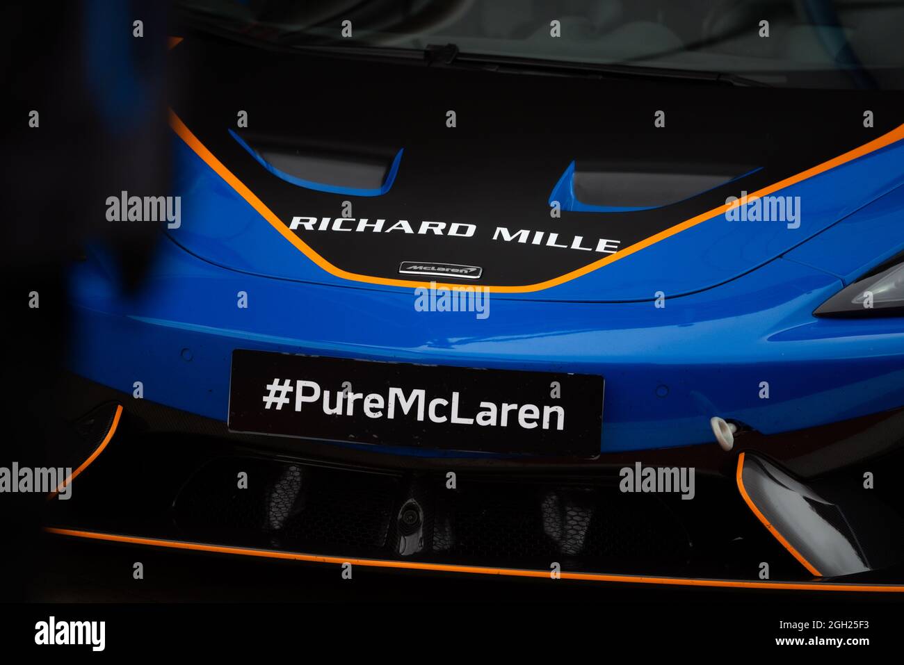 Ein McLaren Supercar mit Sponsoring durch den Uhrmacher Richard Mille, Silverstone Circuit, Großbritannien Stockfoto