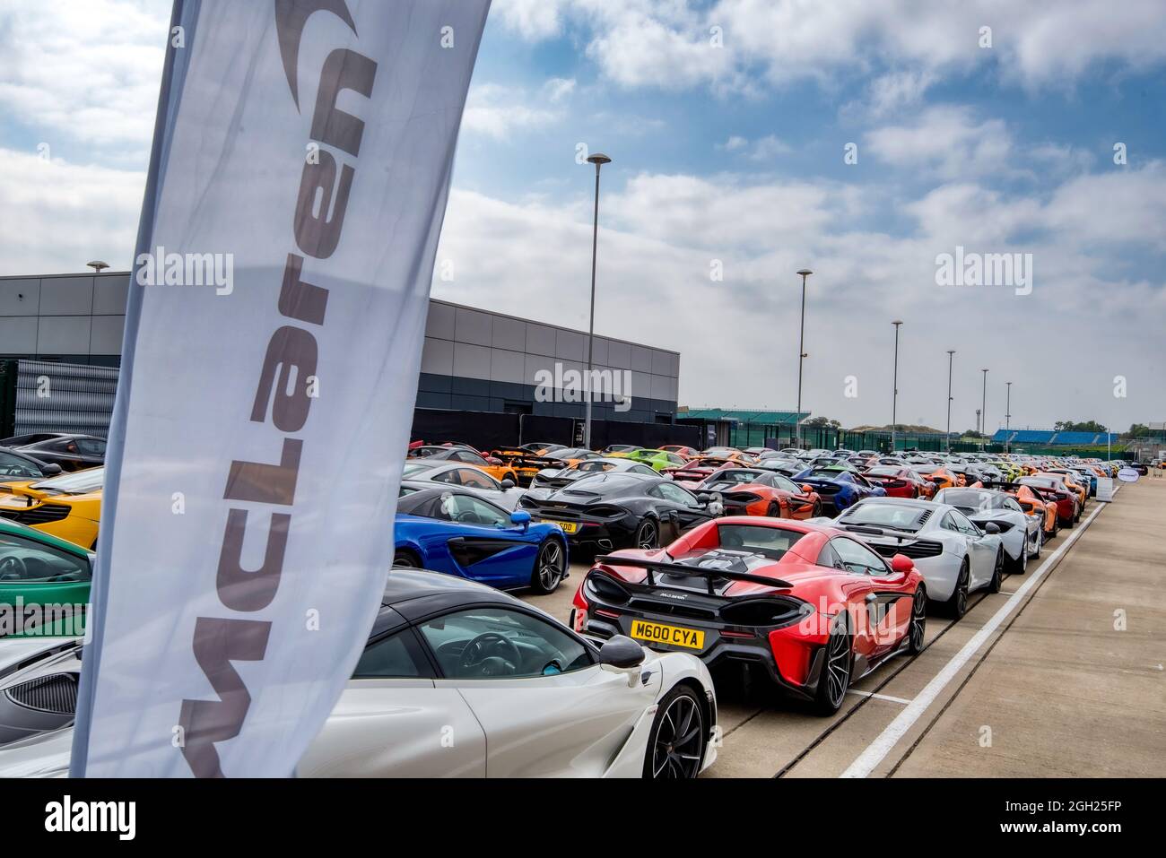 McLaren Supercars auf dem Silverstone Circuit für eine Parade von Mitgliedern des McLaren Owners Club Stockfoto