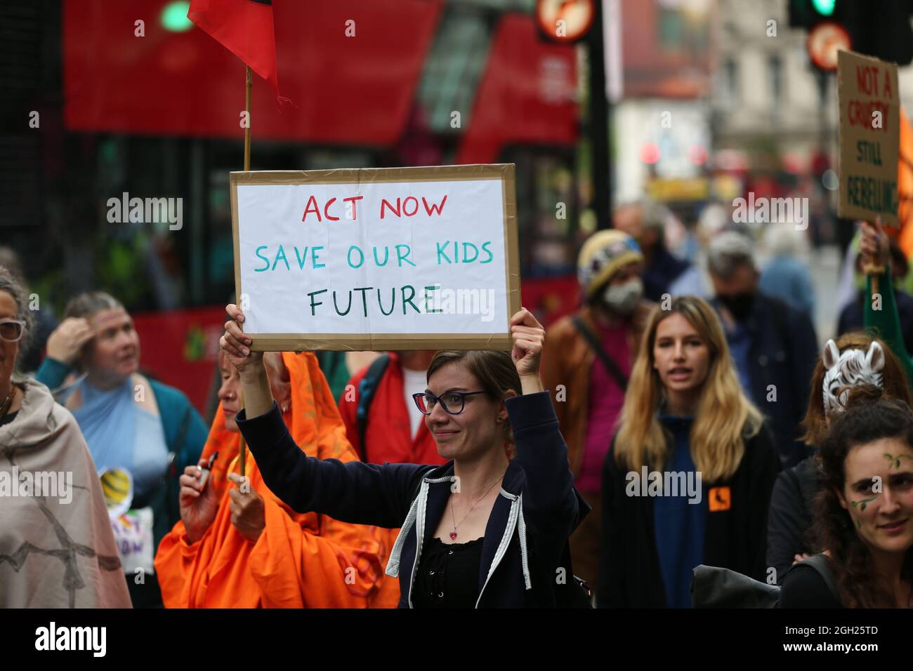 London, England, Großbritannien. September 2021. Am 13. Tag ihrer geplanten 2-wöchigen Aktion marschieren die Kampagnen-Gruppe Extinction Rebellion durch das Zentrum Londons. (Bild: © Tayfun Salci/ZUMA Press Wire) Stockfoto