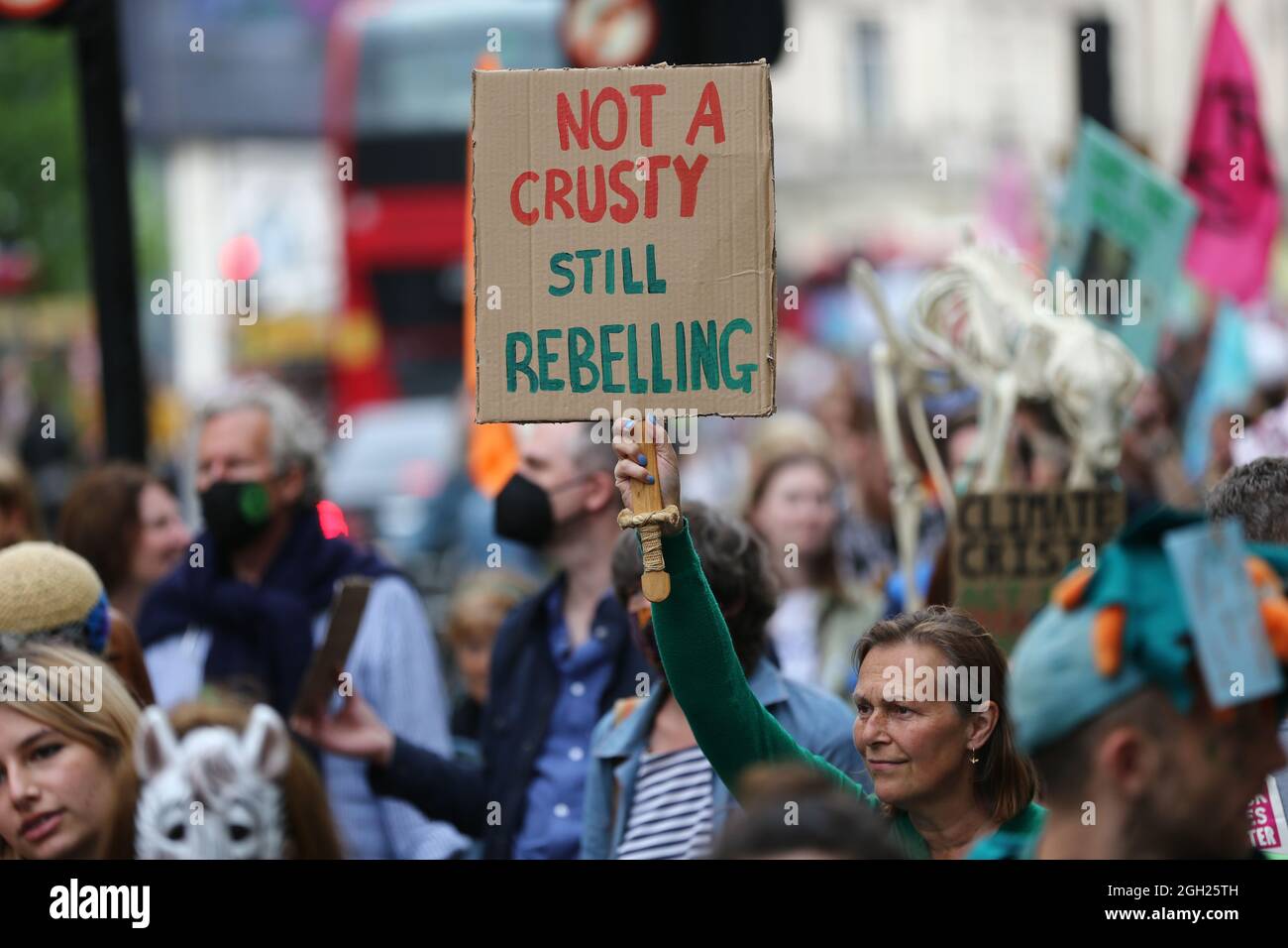 London, England, Großbritannien. September 2021. Am 13. Tag ihrer geplanten 2-wöchigen Aktion marschieren die Kampagnen-Gruppe Extinction Rebellion durch das Zentrum Londons. (Bild: © Tayfun Salci/ZUMA Press Wire) Stockfoto